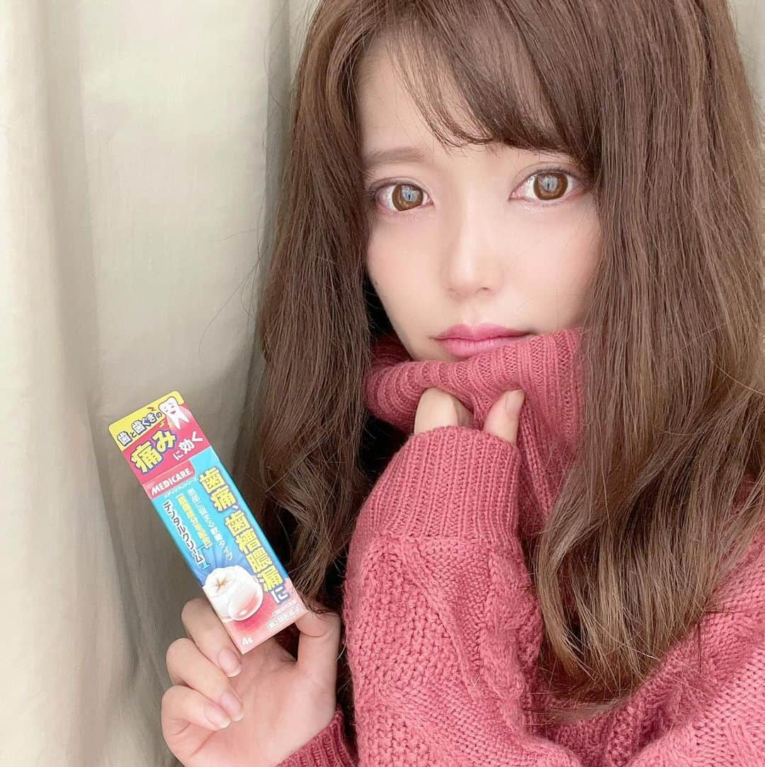 山田あかりさんのインスタグラム写真 - (山田あかりInstagram)「たまにはきちんとした内容を投稿🤤💓﻿ ﻿ みんなはおうちの薬箱はどれくらい充実させているー？﻿ ﻿ うちは救急箱と薬箱二つ分けて用意をしているんだけど﻿ ﻿ 薬箱の中は必ず﻿ ﻿ ・整腸剤﻿ ・抗ドパミン薬﻿ ・抗アレルギー薬﻿ ・風邪薬（総合風邪薬や、それぞれ症状に合わせて使用出来るもの）﻿ ・喘息治療薬（喘息持ちなので）﻿ ・解熱鎮痛（パターンいくつか）﻿ ・防御因子増強薬﻿ ・漢方（それぞれパターンに合わせて）﻿ ・ステロイドなどレベル別に合わせた軟膏﻿ ・点眼（それぞれの症状に合わせたもの）﻿ ・他軟膏や皮膚保護剤  ﻿ などなど他にも色々入れていて、最近新しく仲間入りしたのが歯や口の中の痛みが辛い時用の森下仁丹　#デンタルクリーム！﻿ ﻿ 薬局で見つけたときは「素晴らしい！😎」って感動して即購入したよね😂 ﻿ ﻿ ﻿ ﻿ デンタルクリームは﻿ 🌷局所麻酔剤配合でつらい痛みを抑える ﻿ 🌷痛くてしみる感覚を抑える ﻿ 🌷患部に滞留しやすい軟膏タイプ ﻿ ﻿ で、私の薬箱の中でお守りとして今も待機してくれている😎🌸﻿ ﻿ ﻿ 🌸成分﻿ ﻿ ☑︎ジブカイン塩酸塩 1.0g ﻿ ☑︎アミノ安息香酸エチル 0.3g﻿ 局所麻酔作用により、歯・歯茎の疼痛を鎮める﻿ ﻿ ☑︎塩化セチルピリジニウム ﻿ 殺菌作用により、患部の化膿を防ぐ﻿ ﻿ ☑︎ℓ-メントール﻿ 患部を殺菌﻿ ﻿ ﻿ 🌸効能﻿ 歯肉炎等による歯痛、歯槽膿漏、虫歯、歯根炎、口内炎、口角炎 ﻿ ﻿ ﻿ 🌸用法用量 1日数回、適量を清潔な指先、または脱脂綿につけて、患部に塗擦。虫歯には、そのくぼみ並びに歯肉に塗布してね。﻿ ﻿ →私は清潔な綿棒につけて患部に塗布するのが一番いいと思う。もうすこし薬を足したい時は口にいれた綿棒じゃなくて、また別の清潔な綿棒を使うとよき！また使えるように軟膏も常に清潔を保つべき☝️﻿  デンタルクリームは治療薬というより疼痛の軽減などの対症療法になるものだから緊急時の応急処置として確保しておいて、その後は適切な場所に受診してね🥰 ﻿ 薬箱や救急箱って本当に大切で、辛い時にあってよかったって思う時が必ず来るからこんな時期とかは簡単に病院に受診しにくかったり、お正月とかお休みに入ってしまうと更に受診がしにくいから絶対に薬箱は充実させておくといいと思うよ😊💓﻿ ﻿ ﻿ ﻿ #デンタルクリーム #第2類医薬品 #歯痛 #虫歯　#薬箱　#口内炎　#歯の痛み　#救急箱」12月10日 20時46分 - akari030201