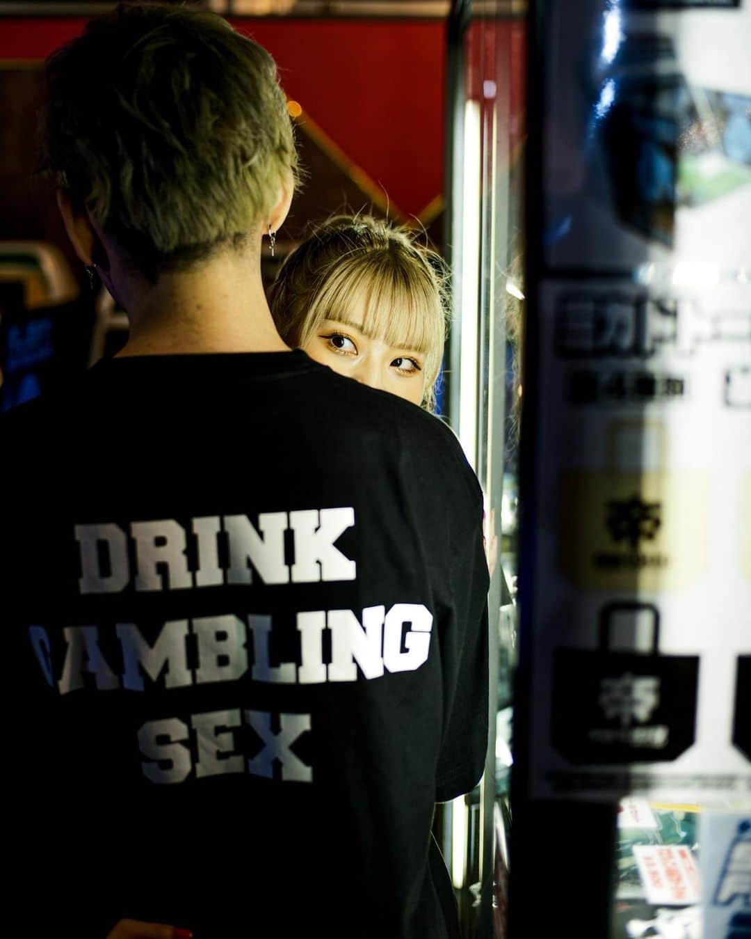 #FR2さんのインスタグラム写真 - (#FR2Instagram)「Collaboration items incorporating an UNCOOL IS COOL concept from #FR2 and made together with PUNK DRUNKERS will go on sale from Saturday, December 12th. Starting with shirts that feature PUNK DRUNKERS unmistakable "aitsu" character paired with #FR2's signature "Smoker's" design, a total of seven items will be released, including hoodies, long sleeve T-shirts, short sleeve T-shirts, and caps, as well as items that can be matched.   #FR2 はUNCOOL IS COOL【ダサイはカッコイー】をコンセプトに掲げる「PUNK DRUNKERS」とのコラボレーション商品を12月12日(土)から発売します。「PUNK DRUNKERS」の象徴ともいえる“あいつ”を、＃FR2 の代表デザインである「Smoker's」に落とし込んだTシャツをはじめ、セットアップでも着用できるアイテムやフーディー・ロンTとキャップの計7型をリリースいたします。    #FR2 與以「UNCOOL IS COOL」（俗就是酷）作為概念的「PUNK DRUNKERS」推出的聯名商品將於 12 月 12 日（六）開始販售。將可說是「PUNK DRUNKERS」靈魂象徵的「那傢伙」（AITSU）帶入 #FR2 的代名詞「Smoker's」的設計，以該款設計圖案的T恤為主，會推出可成套穿著的服飾及帽T、長袖T恤、T恤、棒球帽共七款商品。   #FR2 将UNCOOL IS COOL【土就是潮】作为理念与“PUNK DRUNKERS”合作推出的商品将于12月12日（周六）发售。  其中包括将可以说是“PUNK DRUNKERS”象征的“那个人”融入＃FR2 的代名词“Smoker's”设计而成的T恤、成套穿搭也可以搭配的单品、帽衫长T、帽子等7款新品。  #FPDR2#FR2#punkdrunkers」12月10日 20時47分 - fxxkingrabbits
