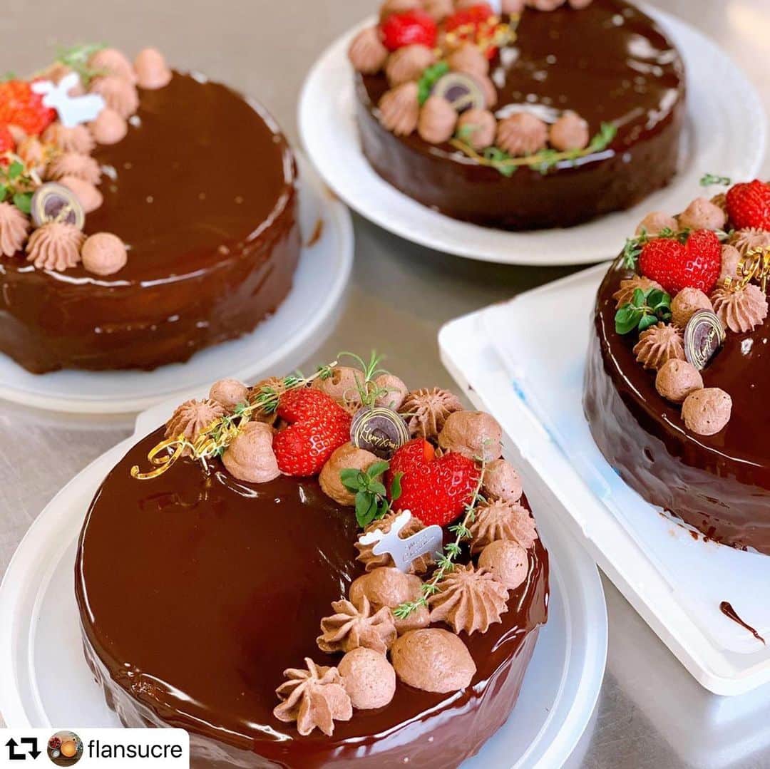 クスパさんのインスタグラム写真 - (クスパInstagram)「#repost @flansucre ・・・ 2020.12.10. ・ ✳︎XmasCake✳︎ ・ ・ ・ 海神公民館でのお菓子教室〝マジパンクラブ〟で作る今月のケーキは、ザッハトルテをクリスマス🎄らしいデコレーションで仕上げました。 ・ 艶々で可愛いケーキが沢山出来上がりました♪ ・ ・ ・ #ザッハトルテ #クリスマスケーキ #お菓子教室#chocolatecake #お菓子教室#クスパ#tomiz #千葉#船橋#flansucre#ありがとうございます #パティシエカメラ部#マカロニメイト」12月10日 20時47分 - cookingschoolpark