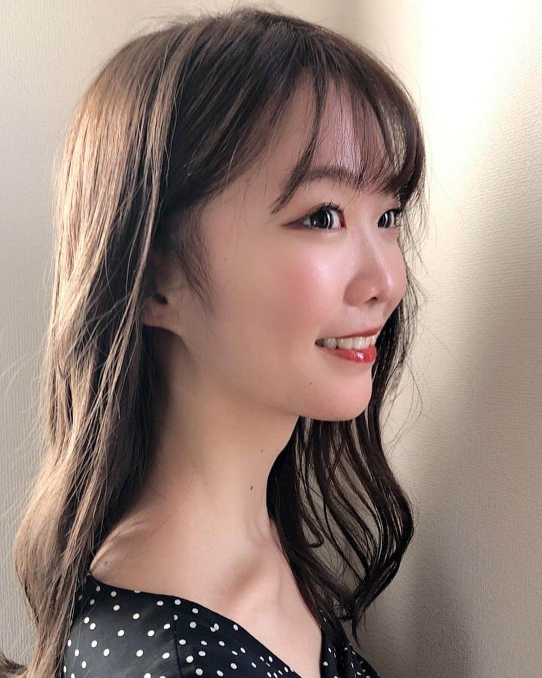 齋藤佳穂のインスタグラム：「NYNY桂店さんにて カット、イルミナカラー、トリートメントをしていただきました💇🏻‍♀️  8月からnynyさんに通って髪質がすごい変わった👀❣️ ありがとうございます☆彡  #NYNY #NYNY桂店#イルミナカラー#京都美容室#アッシュカラー#グレージュカラー#ミディアムヘアー#冬カラー#冬服#ミスキャン#ミスコン#ミルクティーベージュ #ミルクティーカラー #ミルクティーグレージュ #ミルクティーブラウン」