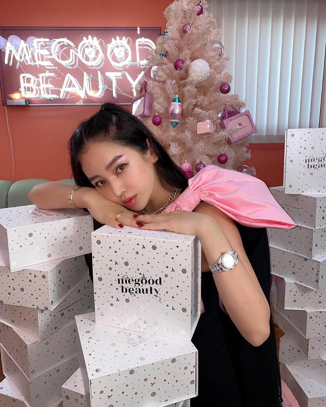 megbabyのインスタグラム：「みんなクリスマスはどう過ごす❓🎄❤️  わたしからちょっと早めのクリスマスプレゼントがあります🥰  12/14ついに✨✨@megood__beauty からクリスマスボックスが発売されます🥺🎄🎁  数量限定 「❄️CHRISTMAS SPECIAL BOX 2020❄️」 - CICA BARRIER CREAM PRO　¥14,300 (税込) - LIP SLEEPING MASK　¥2,200(税込) - CICA BARRIER AMPULE　¥4,510(税込) 販売価格 ¥14,707(税込) ＊¥21,010(税込)相当  12月14日(月)17:00発売  ☑️シカクリームとリップマスクの単品発売は12月下旬予定  @mgb_skin の新商品、CICA81.2％を配合したクリームと“イオン導入+LED+マッサージ”3つの機能の美顔器が一緒になった「シカバリアクリームプロ」、朝はリップ夜はマスクとして使えて唇をぷるぷるにしてくれる「リップスリーピングマスク」、さらに、肌荒れをなかったことにしてくれるベストセラー美容液「シカバリアアンプル」3点がセットになったスペシャルボックスです👑ボックスもキラキラでお気に入り😍❄✨  【WHAT'S CICA BARRIER CREAM PRO❔】 刺激を感じやすい肌にも肌荒れケアと積極的なエイジングケアを叶えるために、シカ成分81.2%をベースにペプチドを組み合わせたテクノロジークリームと、その効果をさらにサポートする3種の機能を搭載したマッサージアプリケーターをセットにしました。肌構造を利用したメカニズムで、敏感肌でも実現できる多角的ケアをしながら揺るぎない美しさを提供します🌿  【WHAT'S LIP SLEEPING MASK❔】 ぷるんとしたハリとボリュームを持つ美しい唇のコンディションを追求した、唇専用スリーピングマスク。ストレッチ性のあるメルティなテクスチャーで唇に吸い付くようになじみ、うるおいを与えながら角質ケアを叶えます。翌朝は、しっとりつるんと整ったバウンシーリップに。グレープフルーツ精油の爽やかな香り。日中のリップケアにもご使用いただけます💋  それぞれの商品の詳細や使い方は @megood__beauty のIGTVにあるのでチェックしてみてね👀  もうすぐみんなの手元にお届けできると思うとドキドキが止まらない😳💓  コレなしでは生きていけないと思ってもらえるクリームをついに完成できたと思います🥺✨リップマスクはぷるぷるリップになれるので絶対使ってみてほしい🥺💋  数量限定ですが、今までの何倍もの在庫を用意しています😤とはいえ、予想を超えて完売してしまう事もあるので気になる方は早めに🥺💦 14日の17時は是非アラームをセットしてね💗  happy holidays!💋✨  #MEGOODBEAUTY #mgbskin」