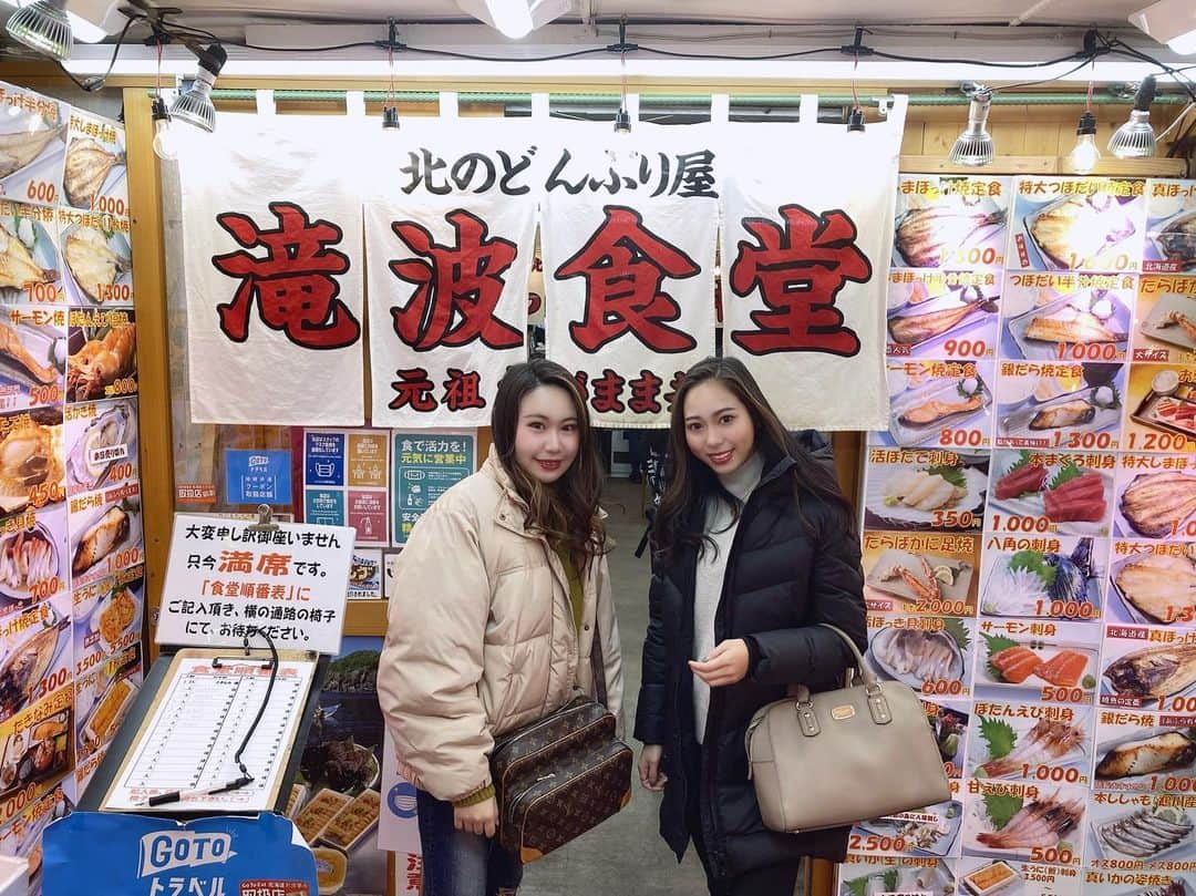 小西陽向のインスタグラム：「ワガママ丼👀🦐❤️ 朝ごはんから贅沢しすぎた🤤 22歳になって、海鮮が美味しく食べれるようになりました😳今までごめんね🥺 . . . #神戸　#セレッソ大阪応援ナビゲーター　 #関西　#インフルエンサー　#お洒落さんと繋がりたい　#美容　#エステ　#神戸女子 #女子大生 #セレッソ大阪　#セレサポ　#セレ女　#jリーグ　#model #関西モデル　#スポーツ女子　#空手　#器械体操　#空手女子　#jリーグ　#jリーグ女子　#北海道旅行　#北海道　#札幌　#小樽　#小樽海鮮丼　#海鮮丼　#滝波食堂　#北海道海鮮丼　#北海道グルメ　#小樽グルメ」