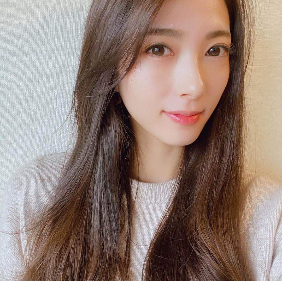湯浅喬子のインスタグラム：「睫毛茶色にした🤎 分かるかな？？ めっちゃナチュラル😭✨👌  優しい印象と大人な雰囲気に なれてる気がして嬉しい😍  マツエクは @teenkarbel 🤍  それから、pop up前に @zetithbeautyclinic_osaka で ピコトーニングをしに🚶‍♀️  忙しくてニキビできてたのも 相談してビタミンCを 取り入れてもらったり、 本当に助かった〜😵✨  そしてニキビも全くなくなった。笑  いつもありがとうございます😊💕  カラーは @naoki.hair 🤎 ベージュな感じ可愛すぎる。 日に日に良い色🙏🤍  #teenkerbel#ティンカーベル #マツエク#大阪マツエク #zetithbeautyclinic#ゼティス」