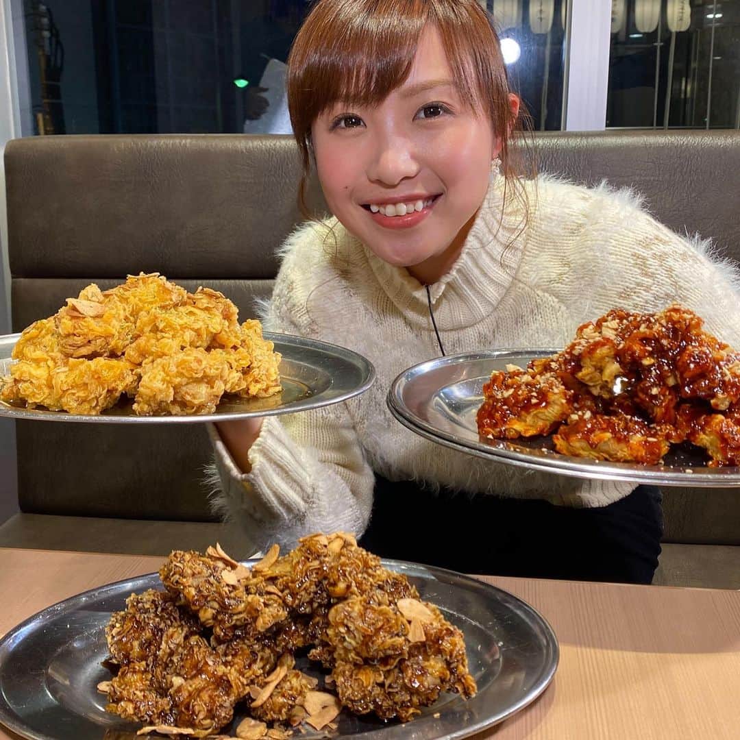 南條早紀のインスタグラム：「どーん！と、からあげ❤️ . 今週のフルサタ！「からあげ特集」✨ ロケ先にて🐔✨ 大食いYouTuberさんのサムネイルみたいな 写真ですが（笑） 我ながら幸せそうな顔してる😂笑 . とっても美味しかった…‼️ ボリューム満点のこちら、 ちょっとユニークな形態のお店なんです😌 土曜日のフルサタ！チェックしてくださいね〜❤️ . . ※飯テロ連投すみません🤤笑 . . . #富山県 #富山市 #富山 #toyama #toyamacity #toyamaprefecture #富山グルメ #富山テイクアウト #麺バルプライド #から揚げ #からあげ #唐揚げ #クリスピー #クリスピーチキン #クリスマス #クリスマスメニュー #クリスマス準備 #チキン #美味しい #おいしい #美味しいもの #大食い #アナウンサー #女子アナ #女子アナウンサー #BBT #富山テレビ #フルサタ #南條早紀 #なんじょうのにちじょう」