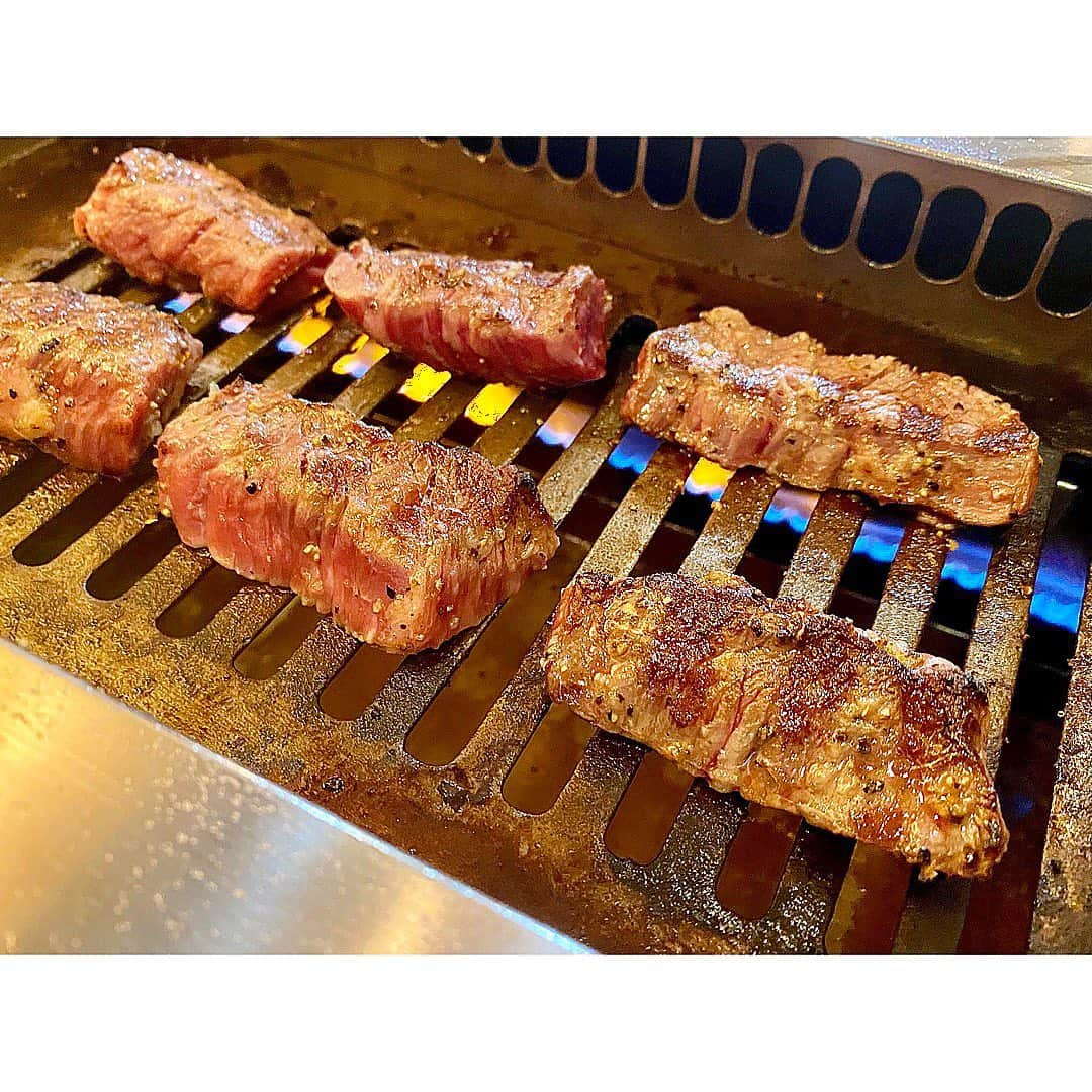 中田奈沙さんのインスタグラム写真 - (中田奈沙Instagram)「🐄🍚🐂🍚❤️ 飯田橋にある @takahiro_aoh と @t.rie_09 夫妻行きつけの 《肉ぼうず》に連れてってもらた☺️✨ 美味しいっ、うまいって我々合計何回言ったのでしょう🤣 お肉上質、ご飯ホクホク💯 もうすでに行きたい！ ごちそうさまでした🙏 . #奈沙ログ #奈沙ログin飯田橋 #奈沙ログin神楽坂  #やっぱり米が好き #noricenolife #歯はいらないシリーズ  #yakiniku #beef #iidabashi #foodie  #foodstagram #foodgasm #foodpic #instafood #foodporn #dinner #wagyu #焼肉 #肉ぼうず #飯テロ #激ウマ #飯田橋 #白米 #タン #ハラミ #カルビ #腹パン #ごちそうさまでした #和牛」12月10日 20時54分 - nasa_nakada