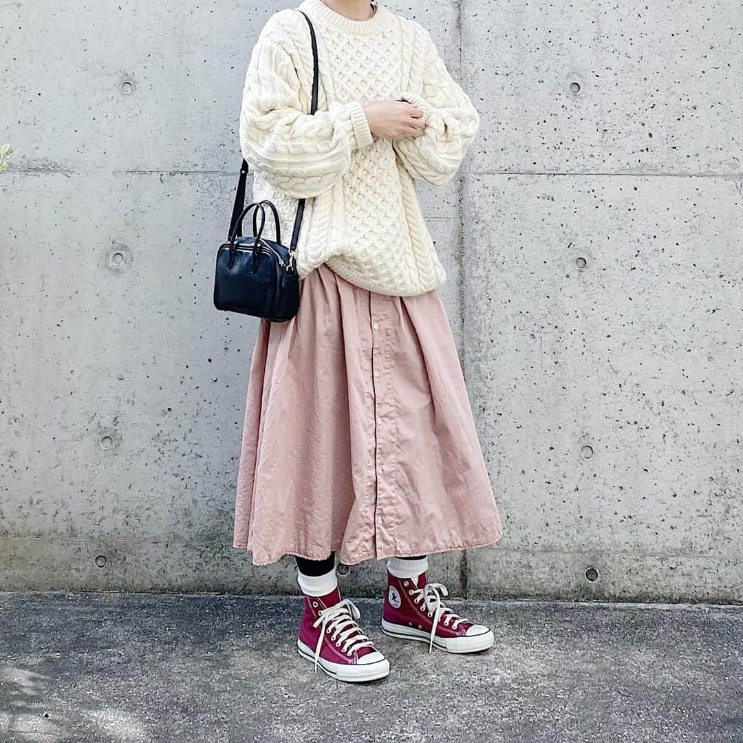ryokoのインスタグラム：「▪︎ . 🍓🥛 . . . knit #llbean  dress #harvesty bag #artsandscience  shoes #converse」