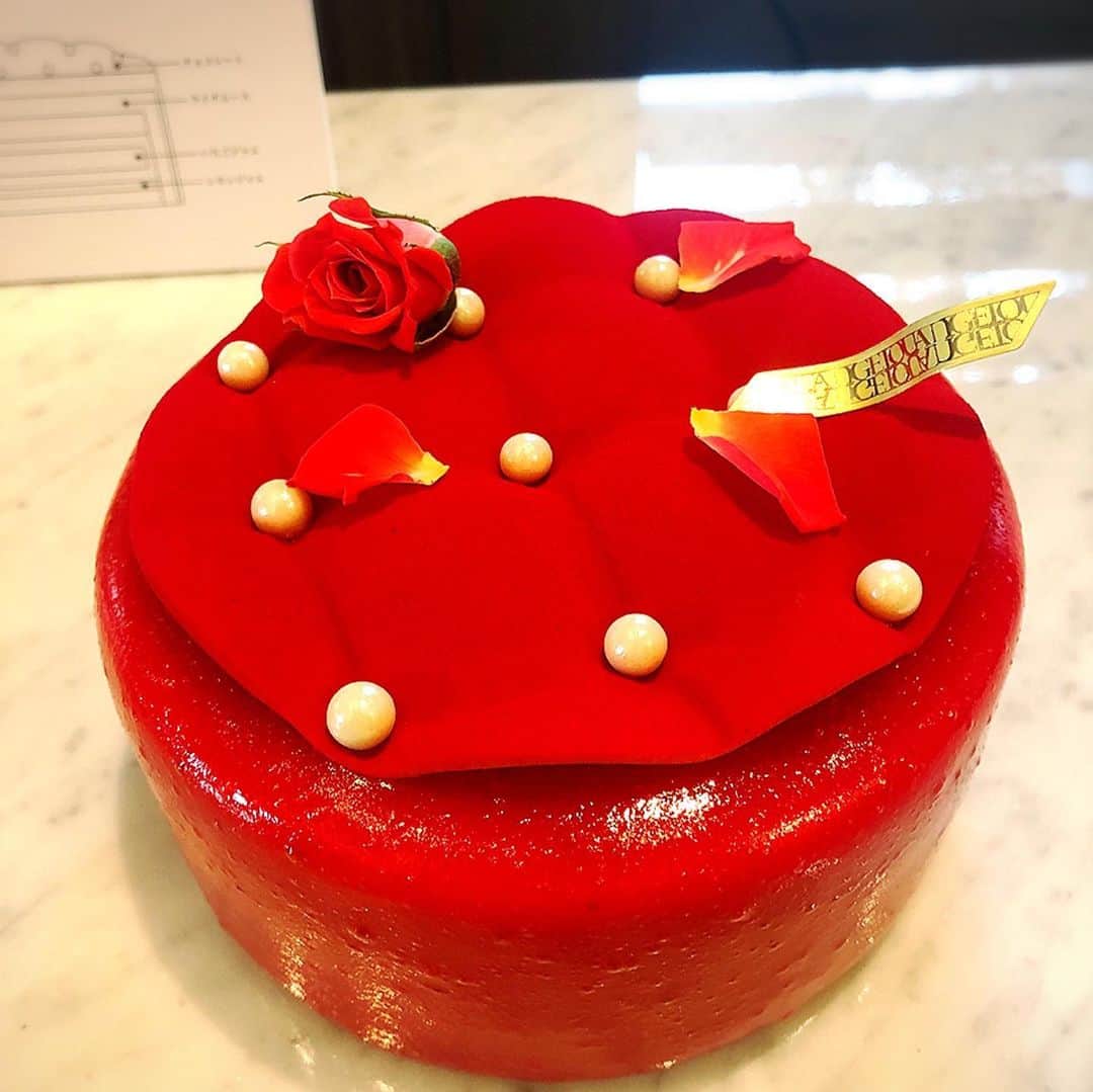 宮崎宣子さんのインスタグラム写真 - (宮崎宣子Instagram)「ルワンジ東京さんのケーキの展示会へ行ってきました。 ケーキが芸術的すぎて感動✨✨  可愛らしくてとても癒されます。 見ているだけでも飽きないし、 可愛すぎて食べられない🥺💕  #louangetokyo  #クリスマスケーキ #ケーキの展示会 #芸術的なケーキ #あきちゃんありがとう @louange_tokyo」12月10日 20時54分 - miyazaki_nobuko