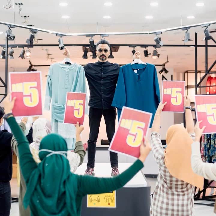 Wak Doyokのインスタグラム：「Sayang followers punya pasal, Wak nak belanja followers Wak cash voucher baju berjumlah RM10,000 untuk shopping di STARVILION YEAR END SALE mulai esok. Dengan cash voucher ini korang boleh beli baju segak2 cantik2 termasuk baju Wak dengan harga RM10 sahaja!   Caranya mudah sahaja: 1.	Follow IG @wakdoyok dan @starvilion 2.	Tag 9 orang kawan lain.   Tarikh tutup pada 18 Disember 2020. Wak akan pilih 10 orang followers bertuah yang boleh shopping kaw kaw di @starvilion. Apa lagi cepat tag sekarang!  #tagandwin #YES2020 #TakPanaske #AkuYangPakaikoYangPanas #KodahKenapa #WdCigar #MegWak #WakDoyok #LegasiWakDoyok #WDLifeStyle #WakDoyokFC #BeardedGentlemen #Sedagher #MensWear #Fashion #MensFashionReview #StreetFashion #Dapper #Ootd #Style #MensFashionPost #TheMenClub #MenWithClass #Details #Sartorialist #Pittiuomo #Class #British #Usa」