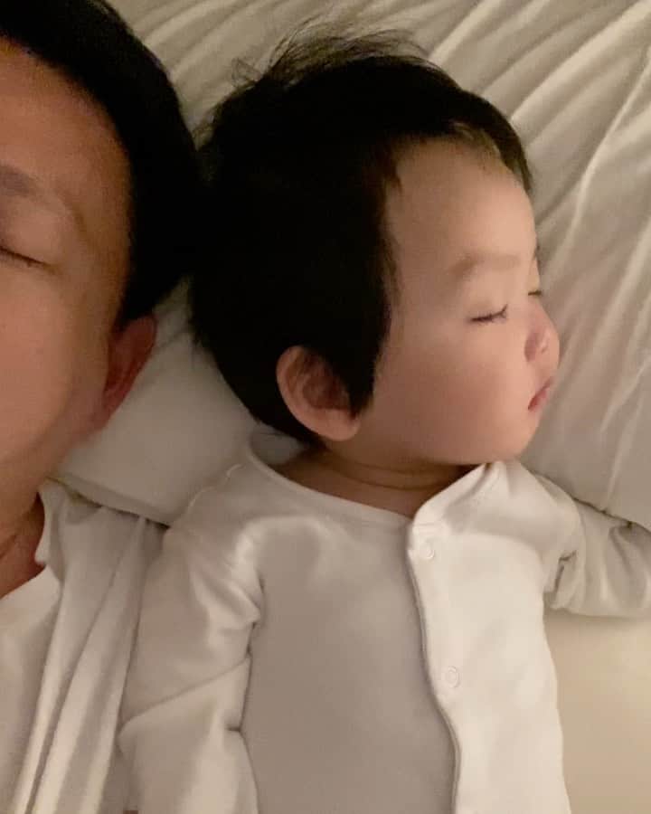 MOMOツインズのインスタグラム：「Co-sleeping level 99 👏🏻 He didn’t even flinch #5hitsandcounting #dadlife」