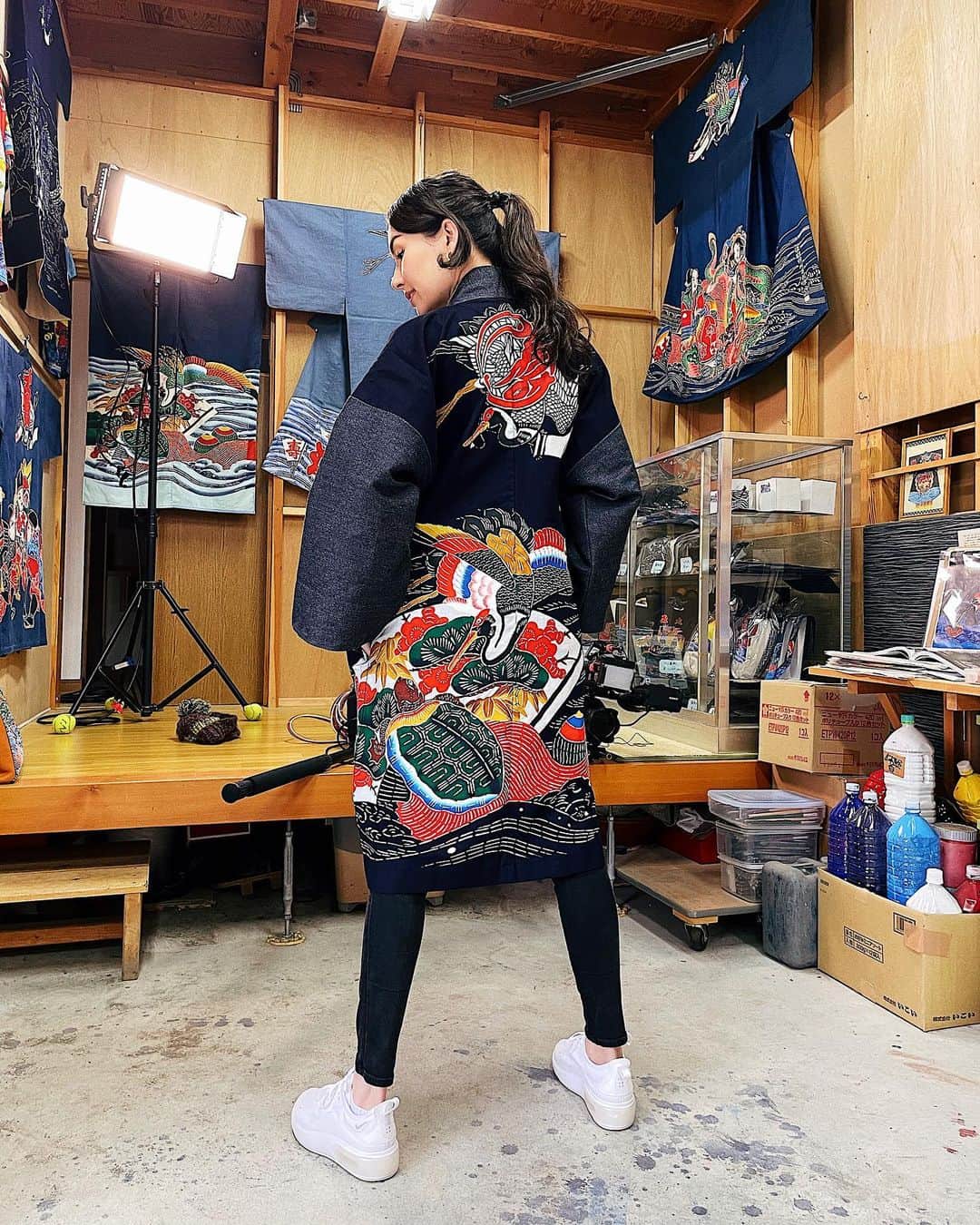 シャウラさんのインスタグラム写真 - (シャウラInstagram)「🔥🔥🔥🔥 Wow. What an incredible piece! This is a  modernized traditional Japanese kimono called “maiwai.” Stunning! Stay tuned for more on Design Talks Plus.  なんてかっこいい萬祝なんだ。。 デザイントークスプラスお楽しみに。 @suzusen1925  #designtalksplus #japan #kimono」12月10日 20時58分 - shaula_vogue
