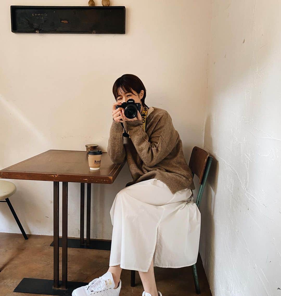 美生のインスタグラム：「#shootingday﻿ ﻿ ﻿ 2021ssも楽しい企画が盛りだくさん！﻿ ﻿ ﻿ 皆さんと一緒に春夏もワクワクできたら﻿ 嬉しいです♡﻿ ﻿ ﻿ スニーカーを新調して﻿﻿ めちゃめちゃhappy!﻿ ﻿ ﻿ ﻿ knit, onepiece, shoes﻿ @donobanweb﻿」