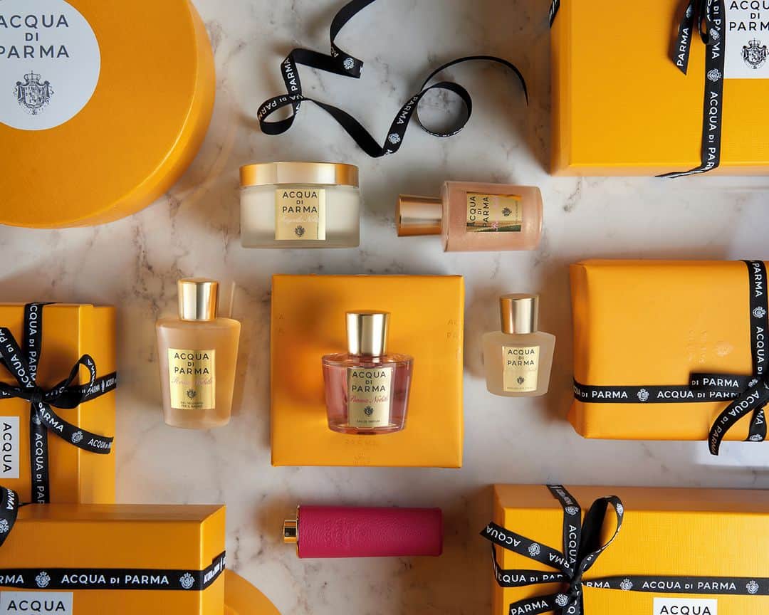 のインスタグラム：「So many different ways to experience the best-loved fragrance. Rosa Nobile, Peonia Nobile and Magnolia Nobile, a bouquet of fragrances for women inspired by the most gorgeous flowers.⁣ .⁣ #acquadiparma #lenobilicollection #lenobili #peonianobile #rosanobile #magnolianobile」