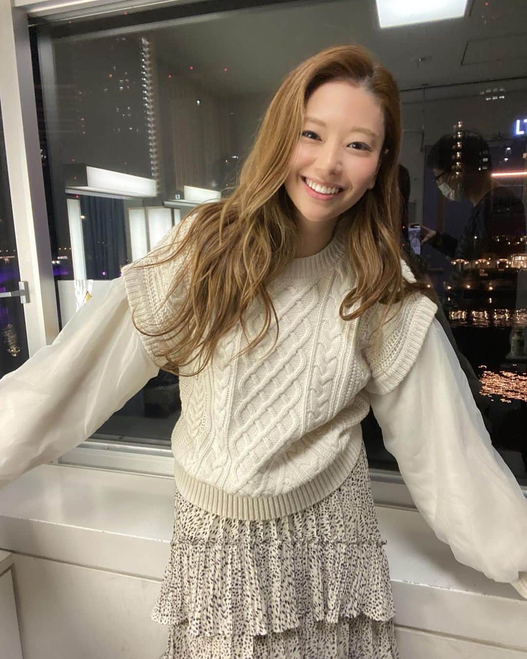 のインスタグラム：「年末特番の収録をしてきました〜❗️❗️❗️😆🥲☺️😝😝✨  こんなに緊張する&楽しい年末は初めてです☺️🔥⚡️ ありがたいです☺️🙏  テレビ局に入る時はなるべく可愛い格好でと言われてます☃️❄️ Whiteコーデ☃️ 総額2476円コーデです（笑）  トップス @fifth_store スカート @重盛のおさがり  #fifth#fifthtl#フィフス #オーガンジードッキングケーブルニット #カジュアル#ニット#秋コーデ #平均身長コーデ」