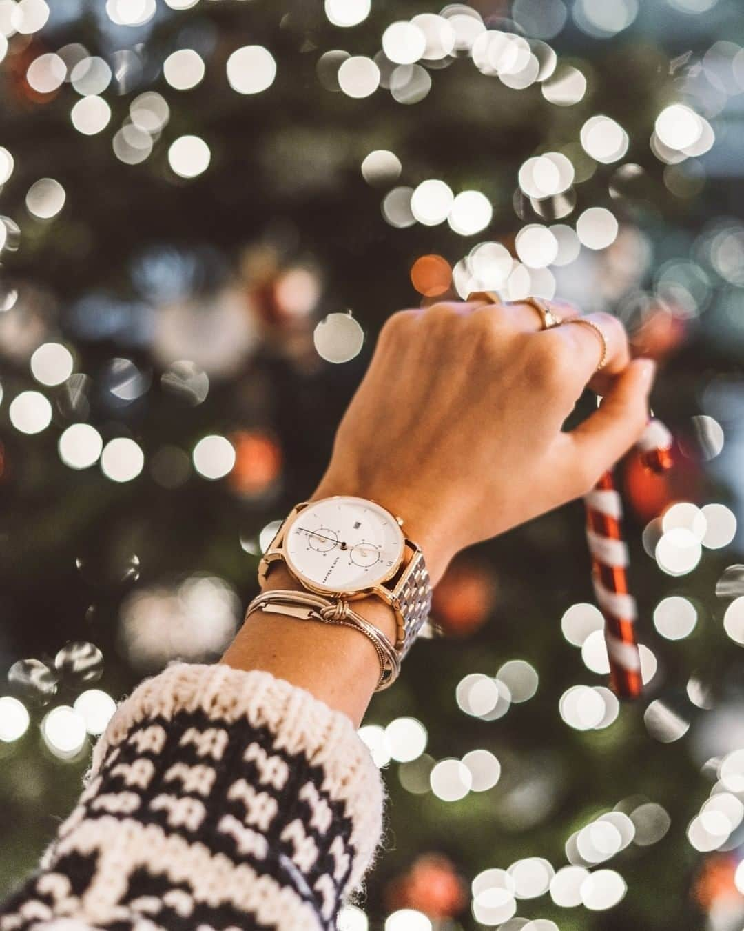 Kapten & Sonさんのインスタグラム写真 - (Kapten & SonInstagram)「'Baby it's cold outside.' 🎄 So better stay inside and make sure you check our advent calendar giveaway today by signing up for our newsletter! ✨ @theresaschmidt wears our beautiful Chrono Gold "Steel"! 🎁 #bekapten #kaptenandson⁠ .⁠ .⁠ .⁠ #watches #christmasvibes #christmastime #christmasiscoming #wintertime #wintervibes #outfitinspo #ootdfash #xmas」12月10日 21時01分 - kaptenandson