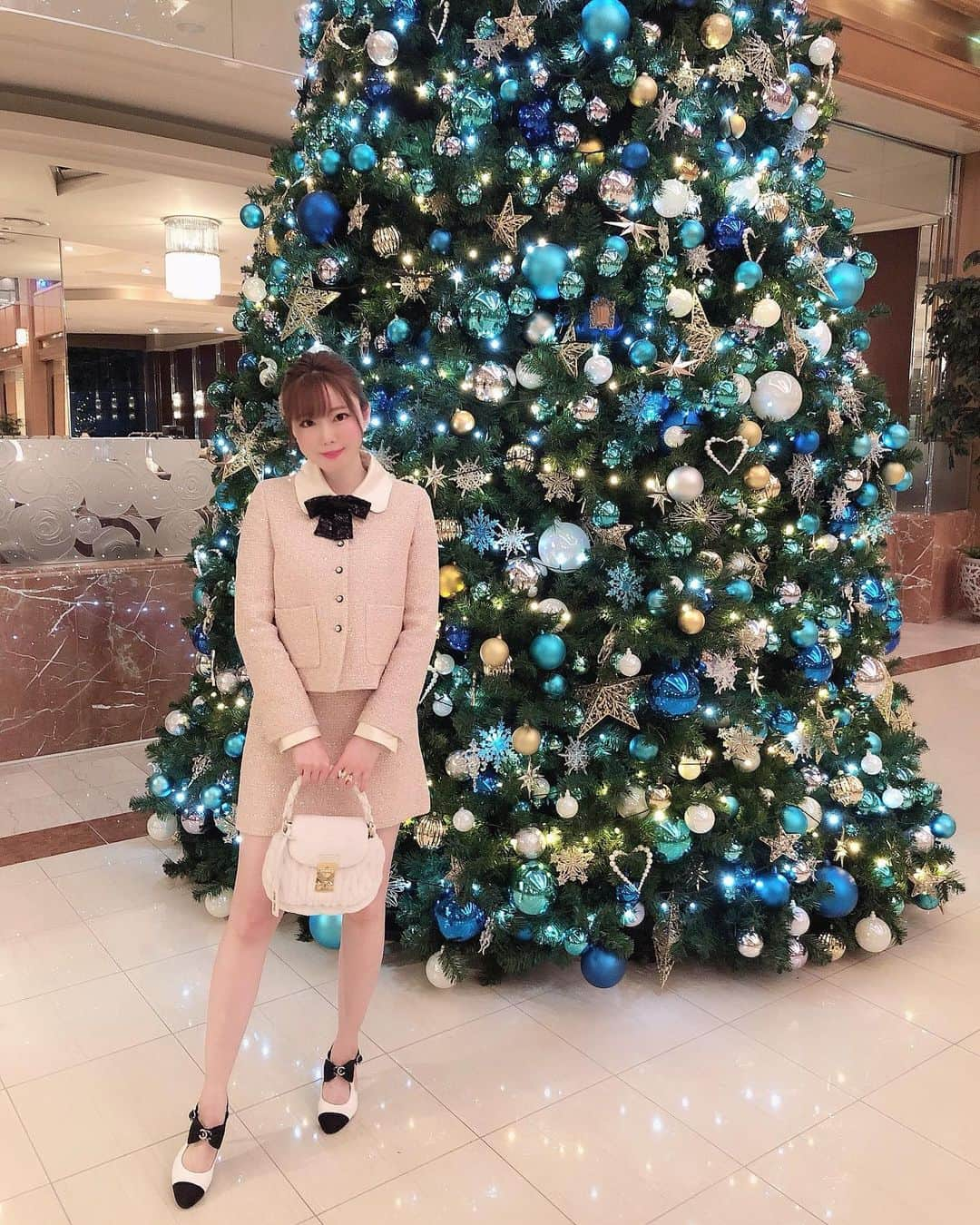 瑞咲まみさんのインスタグラム写真 - (瑞咲まみInstagram)「💙🎄💙 ロイヤルパークホテルの クリスマスツリー🎄🌟🌟🌟  青がメインのオーナメントが 珍しくて素敵でした〜💙💛😍💕 . . . #ロイヤルパークホテル  #全身ミュウミュウ #ミュウミュウバッグ  #セットアップコーデ  #ポニーテール女子  #miumiubag  #chanelshoes」12月10日 21時01分 - ma_09_mi