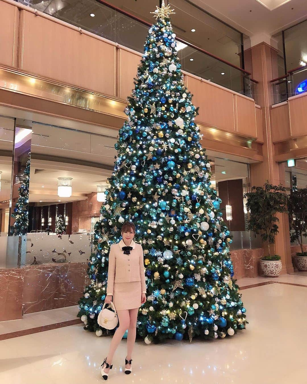 瑞咲まみさんのインスタグラム写真 - (瑞咲まみInstagram)「💙🎄💙 ロイヤルパークホテルの クリスマスツリー🎄🌟🌟🌟  青がメインのオーナメントが 珍しくて素敵でした〜💙💛😍💕 . . . #ロイヤルパークホテル  #全身ミュウミュウ #ミュウミュウバッグ  #セットアップコーデ  #ポニーテール女子  #miumiubag  #chanelshoes」12月10日 21時01分 - ma_09_mi