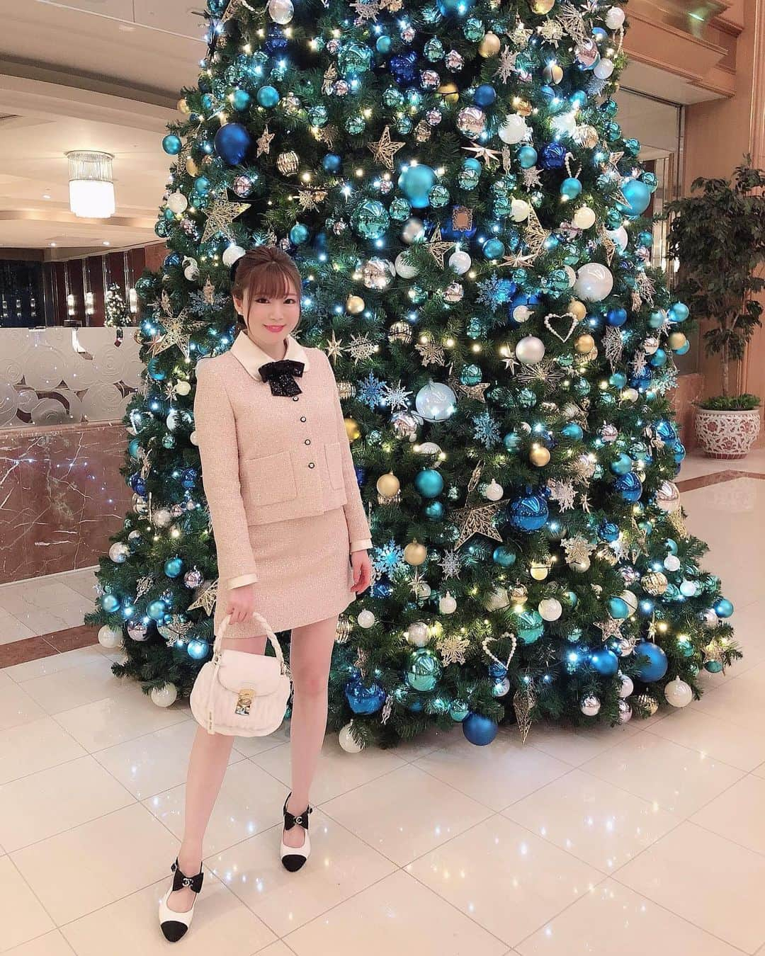 瑞咲まみのインスタグラム：「💙🎄💙 ロイヤルパークホテルの クリスマスツリー🎄🌟🌟🌟  青がメインのオーナメントが 珍しくて素敵でした〜💙💛😍💕 . . . #ロイヤルパークホテル  #全身ミュウミュウ #ミュウミュウバッグ  #セットアップコーデ  #ポニーテール女子  #miumiubag  #chanelshoes」