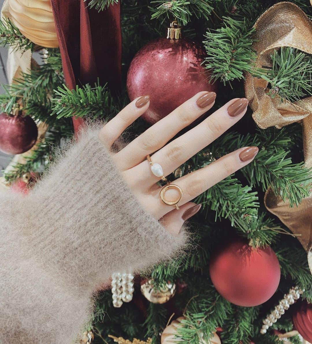 SHIHORINのインスタグラム：「𓂃 ❄︎  新作の淡水パールリング💍♡ 指が綺麗にみえるよ〜💭  お気に入りで毎日つけてる🤍 今の季節にぴったり☺️🎄⛄️❄︎❣️  @plume_mignon   #holiday #holidayseason #pearlaccessories #pearlring #christmastree #xmaspresent #plumemignon #jouete #パール #パールリング #パールアクセサリー #淡水パール #淡水パールリング #ゴールドアクセサリー #リング #クリスマスツリー #ホリデーシーズン」