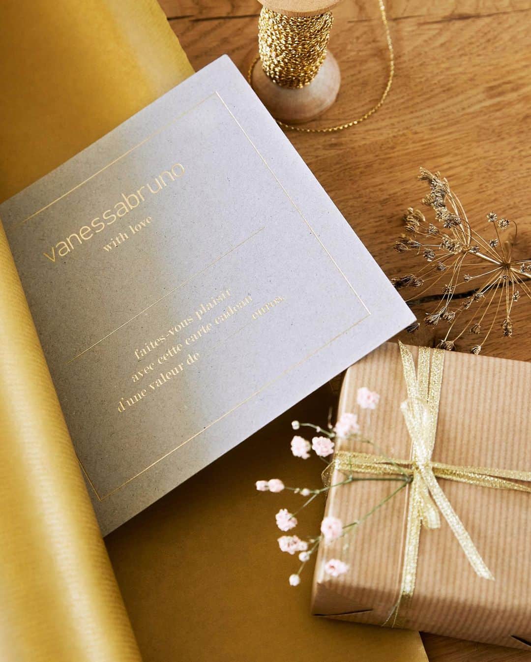 バネッサ・ブリューノさんのインスタグラム写真 - (バネッサ・ブリューノInstagram)「Le cadeau le plus facile de l’année ? La carte-cadeau "With Love" à personnaliser et à envoyer à tous vos proches !⁠⠀ ⁠⠀ The easiest gift of the year? The "With Love" gift card to personalize and send to all your loved ones!⁠⠀ ⁠⠀ #vanessabruno #vanessabrunogifts #withlove #giftcard #cartecadeau #bestgiftstogive #xmasgifts⁠ ⁠⠀」12月10日 21時02分 - vanessabruno