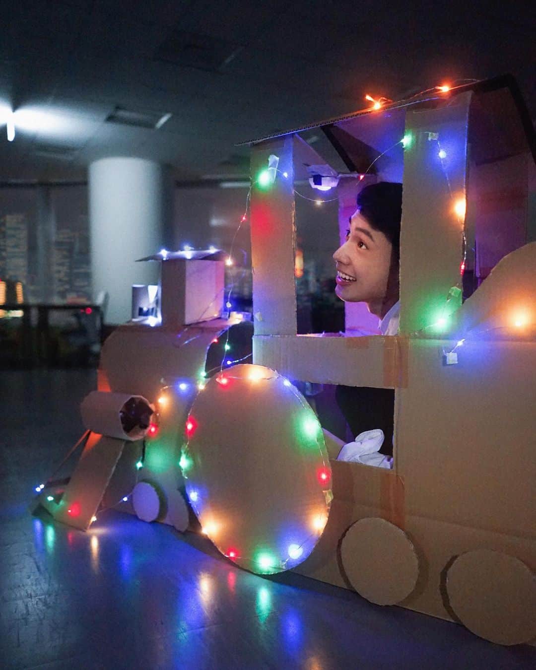 三永武明のインスタグラム：「オフィスのドリームライツ、出発進行🚂✨ #electricalparade #office #残業 #オフィスディズニー」