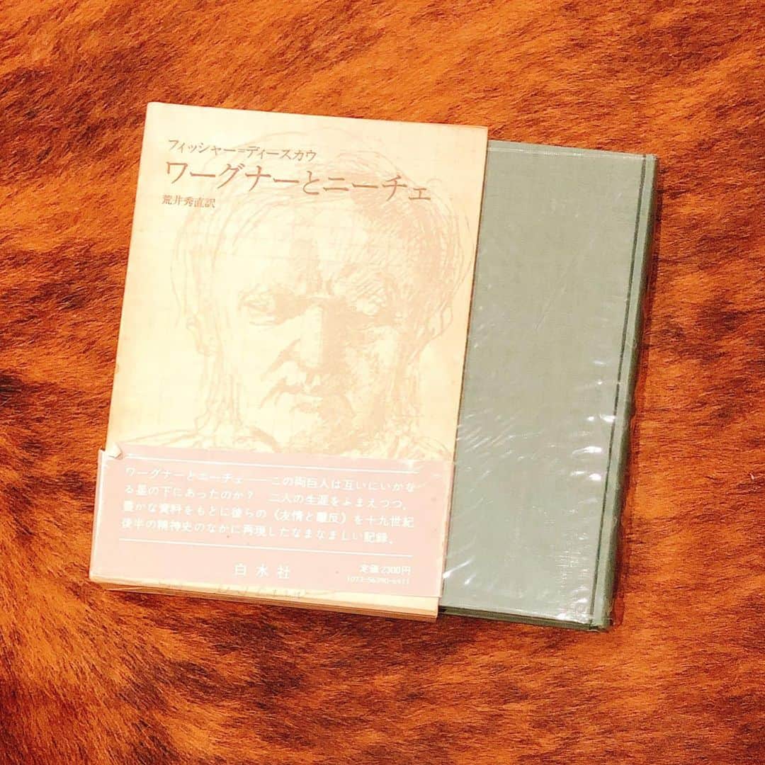 蔦谷好位置さんのインスタグラム写真 - (蔦谷好位置Instagram)「神保町で古本買ってきた。 フィッシャー・ディースカウが本を書いてるとは知らなかったです。 2枚目は前から持ってたやつ。 来週末辺りインスタライブやるかなー  #ワーグナー #ニーチェ #フィッシャーディースカウ」12月10日 21時03分 - koichitsutaya