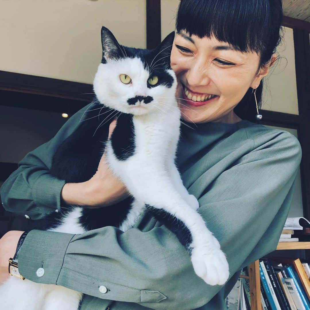 板谷由夏 さんのインスタグラム写真 - (板谷由夏 Instagram)「長崎にいます 長崎は波佐見町。窯元巡りの旅です。 にゃんこは　@studiowani さんちの チャーリーさん お鼻、かっくいいね。」12月10日 21時03分 - yukaitaya