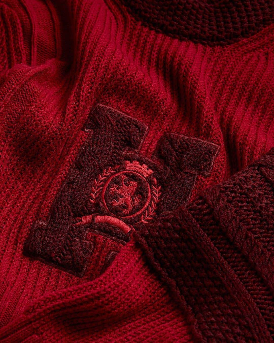 Tommy Hilfigerさんのインスタグラム写真 - (Tommy HilfigerInstagram)「We keep getting lost in all the little details of our #HilfigerCollection Letterman Crest Knitted Jumper 🧶.」12月10日 21時03分 - tommyhilfiger