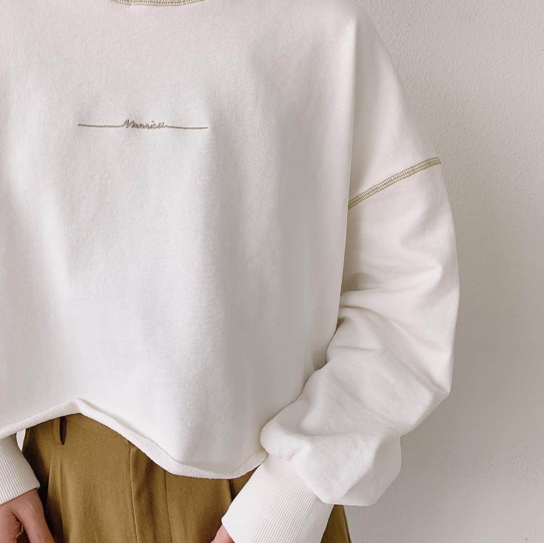 Vannie Officialのインスタグラム：「⠀ ⠀  【ステッチラインロゴトレーナー】3,200+tax ⠀  《styling》 vannie Uオリジナルロゴのトップスからステッチロゴのデザインが登場！！ いつものコーデにプラスするだけで可愛くキマる一推しアイテムです♡ パンツ合わせでカジュアルにまとめるのも良し◎ ボリュームスカートや柄物と合わせた、女の子らしい組み合わせにも◎ さまざまなアイテムとコーディネートをお楽しみいただけます！  ⠀ 《detail》 カジュアルになりすぎない、華奢なステッチロゴで着やすさＵＰ♪ 縫い目を配色にしたところも可愛いポイント◎ ゆったりワイドなシルエットで着丈は短めなので、裾をINしなくてもバランスがとりやすい設計にしました♪ ニットより気兼ねなく着れるデイリー使いしやすいトップスです♡  ⠀ 《fabric》 ロングシーズン着用できる扱いやすいスウェット使用  ⠀ ⠀ ⠀ #vannie_u#ヴァニーユー #ZOZOでしか買えない⠀⠀  お問い合わせはDMまでご連絡ください‪‪☺︎‬」