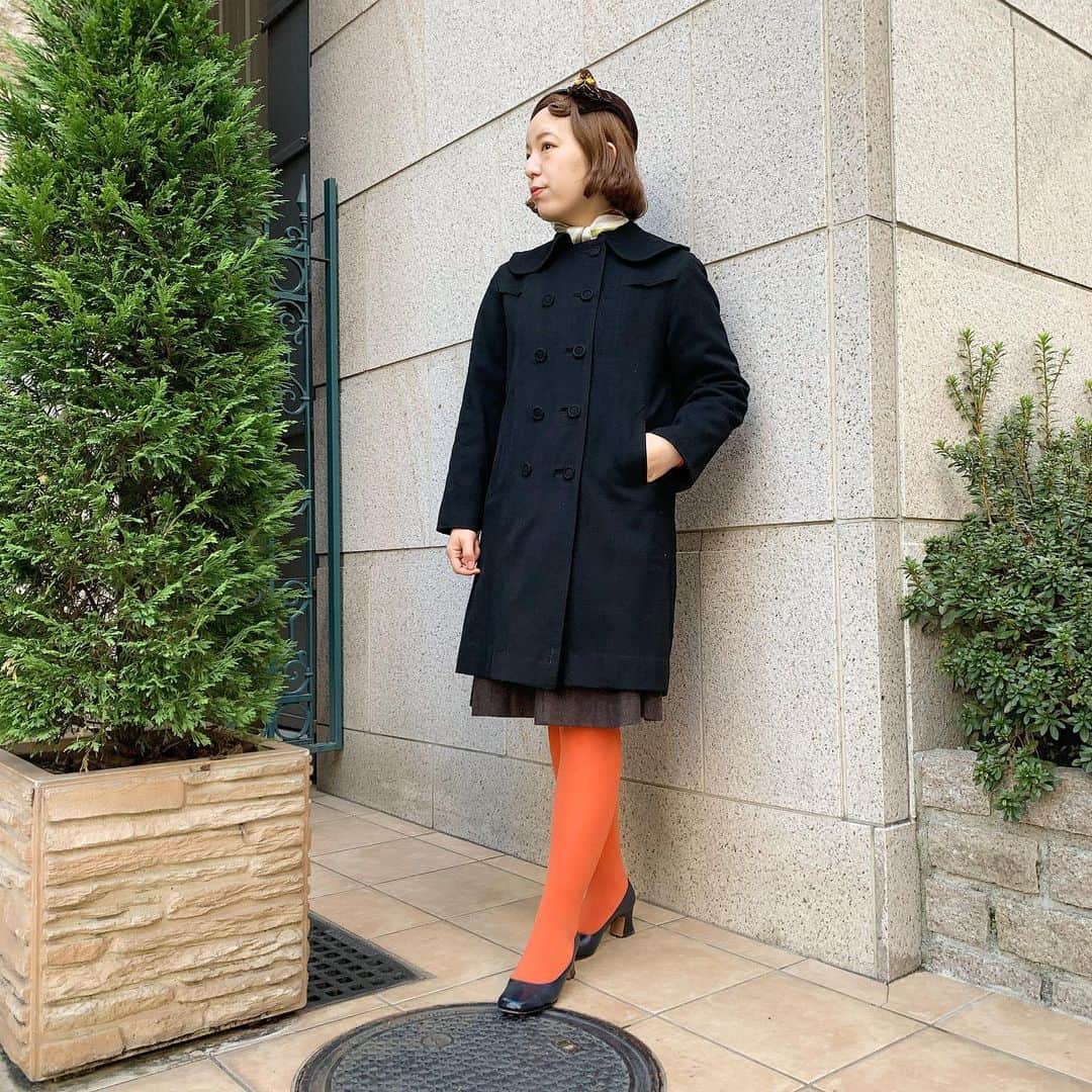 NUTTY Vintage&Collectibleのインスタグラム：「🇺🇸NEW ARRIVAL🇺🇸 from U.S.A  ☑︎vtg 40's black wool coat   ヴィンテージのムード漂うスペシャルなコートが入荷致しました。  40's特有のくるみボタンと、胸元のデザインやポケットのステッチはこだわりぬかれた証。  大きな丸襟は、可愛らしくなると思いきや反り返った個性的な形に。  ハットやグローヴを合わせてパーティやデートにも、オールブラックでモードな現代的なスタイルにもバッチリ合ってくれます。  80年の時を経て来たコートを今自分のスタイルに取り入れてみて＊  （着用スタッフ156cm）  ------------------------------------ 🛍NUTTY通販について🛍 ------------------------------------- ＜ONLINE STORE＞ VINTAGE▶︎http://nutty.theshop.jp/ USED SELECT▶︎https://nuttyselect.official.ec/ （プロフィールページURLよりjump🕊） ㅤㅤㅤㅤㅤㅤㅤㅤㅤㅤㅤㅤㅤ ＜VIDEO CHAT SHOPPING＞ テレビ電話をお繋ぎして、リアルタイムでご案内いたします。詳細は過去の投稿をご覧ください。」