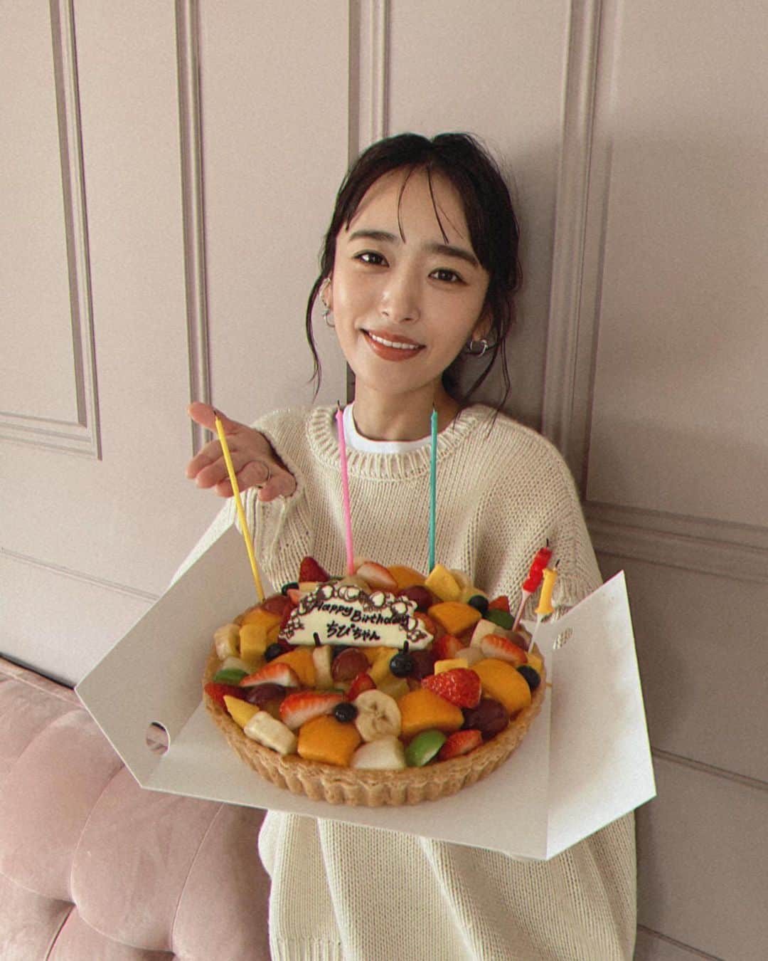 近藤千尋のインスタグラム：「バタバタな木曜日が終わり…🍵  今週はありがたいことに お仕事が続いていたので。。。 子供達が寝たのでお部屋の片付けです。笑🥲🧹  そして、お誕生日投稿続きます🙏🥺✨🎂 今日も現場でケーキ🎂を頂いて お祝いしてもらいました🥲❤️ チーム　@ingnistore  の皆様 ありがとうございました🙇🏻‍♀️  周りに、日々感謝です。。❗️❤️✨  SNSを 見てくださってる方々も。 いつもありがとうございます‼️☺️」