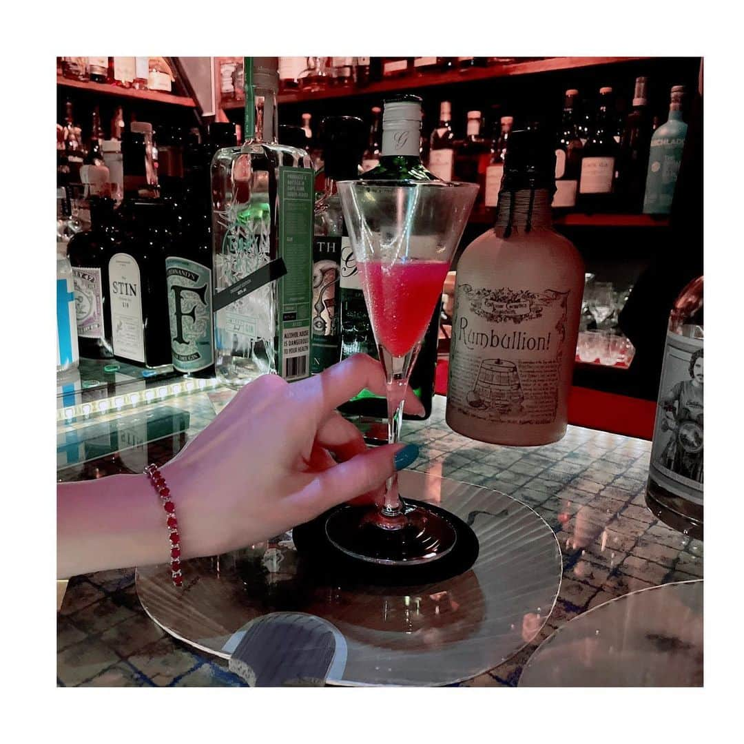 鎌田聖菜さんのインスタグラム写真 - (鎌田聖菜Instagram)「出版のお祝い🥂﻿ ﻿ ルビーのブレスレットによく合う﻿ ルビー色のカクテル🍸﻿ (中身はザクロ🍓)﻿ 　﻿ ﻿ *…..*…..*…..*…..*…..*…..*…..*…..*…..*…..*…..*﻿ 　﻿ Amazon／楽天などで販売開始❣️﻿ 『運命を変える鏡の本。』(サンマーク出版)﻿ で検索🔍﻿ ﻿ あなたに届け、この想い💕﻿  ﻿ ﻿ ﻿ #心を整える #hsp気質#内面美容 #自尊心 #自己肯定 #鏡学 #鎌田聖菜 #セルフコーチング #hsp#繊細さん#自分と向き合う#心理学#自己表現 #本当の自分 #自分色 #美しく生きる#自己啓発 #幸せになる #美容効果 #スピリチュアル#心#サンマーク出版#メンタルケア#心を整える #体型維持 #ポジティブ思考#運命を変える鏡の本。#美容情報 #美容法 #繊細#美しく生きる#鏡﻿ ﻿ ﻿」12月10日 21時14分 - seina_kamada