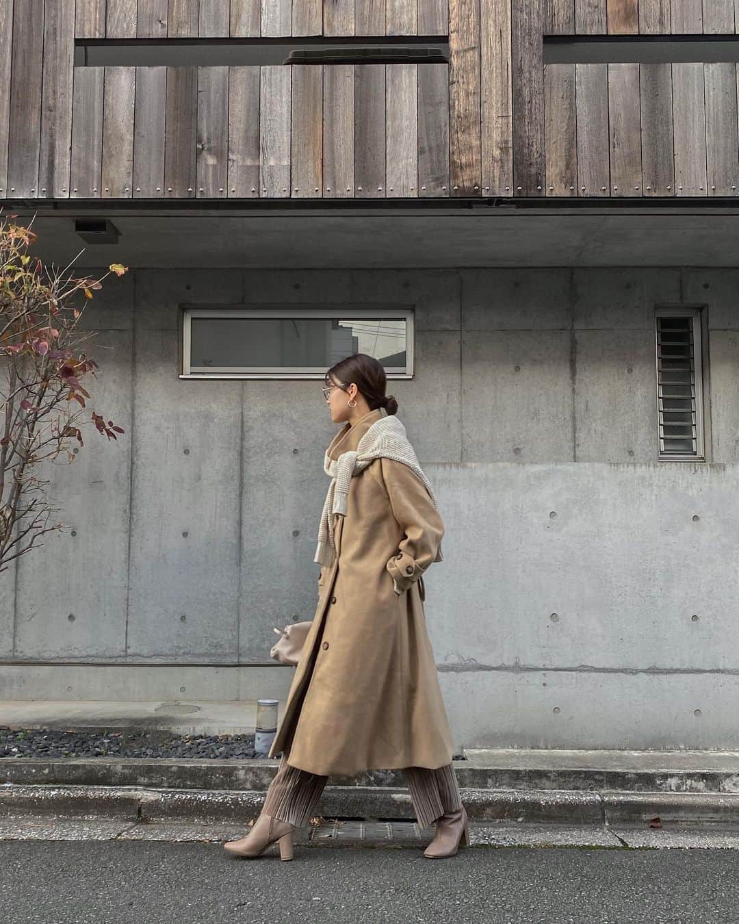 のインスタグラム：「・ ・ Beige Coordinate 📷 ・ ・ 今年はとりあえず襟を立てておきたい←え  ワッフルニットを巻き付けてベージュトーンでまとめました！🧶 ・ ・ 🏷 KNIT @uniqlo  OUTER @holidayandholiday_official  PANTS @akte_official  ・ ・ #outfit #ootd #AKTE #アクテ #instafashion #minimalstyle #minimalfashion #classicstyle #simpleoutfit #everydaylook  #コーデ #コーディネート #今日のコーデ #私服  #karen_k_outfit」