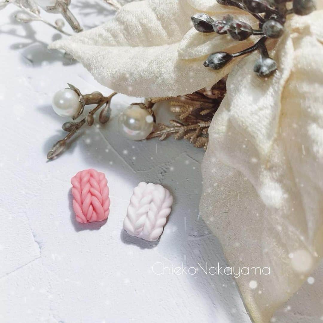 なかやまちえこのインスタグラム：「インスタライブ 使用商材は画像2枚目に☺️❄️⠀ ⠀  PREGEL・Betty gel・きまぐれキャット・PREANFA・PREXY商品は、ネイリストの方は↓ ⠀ プリモール @nail_premall ⠀ http://gelnailshop.com/ ⠀ ⠀ キャンディポケット @candypocket_official ⠀ http://www.beautysupport.jp/sm/script_main/shoptop.php ⠀ ⠀ セルフの方は↓ ⠀ ジョイアート @joyartofficial ⠀ http://joyart.biz/ ⠀ ⠀ にて購入頂けます☺️⠀ ⠀  ⠀ #nail #nails #nailart #ネイル #美甲 #ネイルアート  #japanesenailart #manucure #japanesenails #manicurist #gelnails #أظافر #네일아트 #미용 #vẽmóng #ngườiđẹp  #เพ้นท์เล็บ #искусствоногтя #artedeuñas #เพ้นท์เล็บเจล #ジェルネイルデザイン #ネイルデザイン #senikuku #nagelkunst #ニットネイル #knitnails @pregelofficial @kimagure_cat_whim @nail_premall @candypocket_official @joyartofficial @bettygel_official」