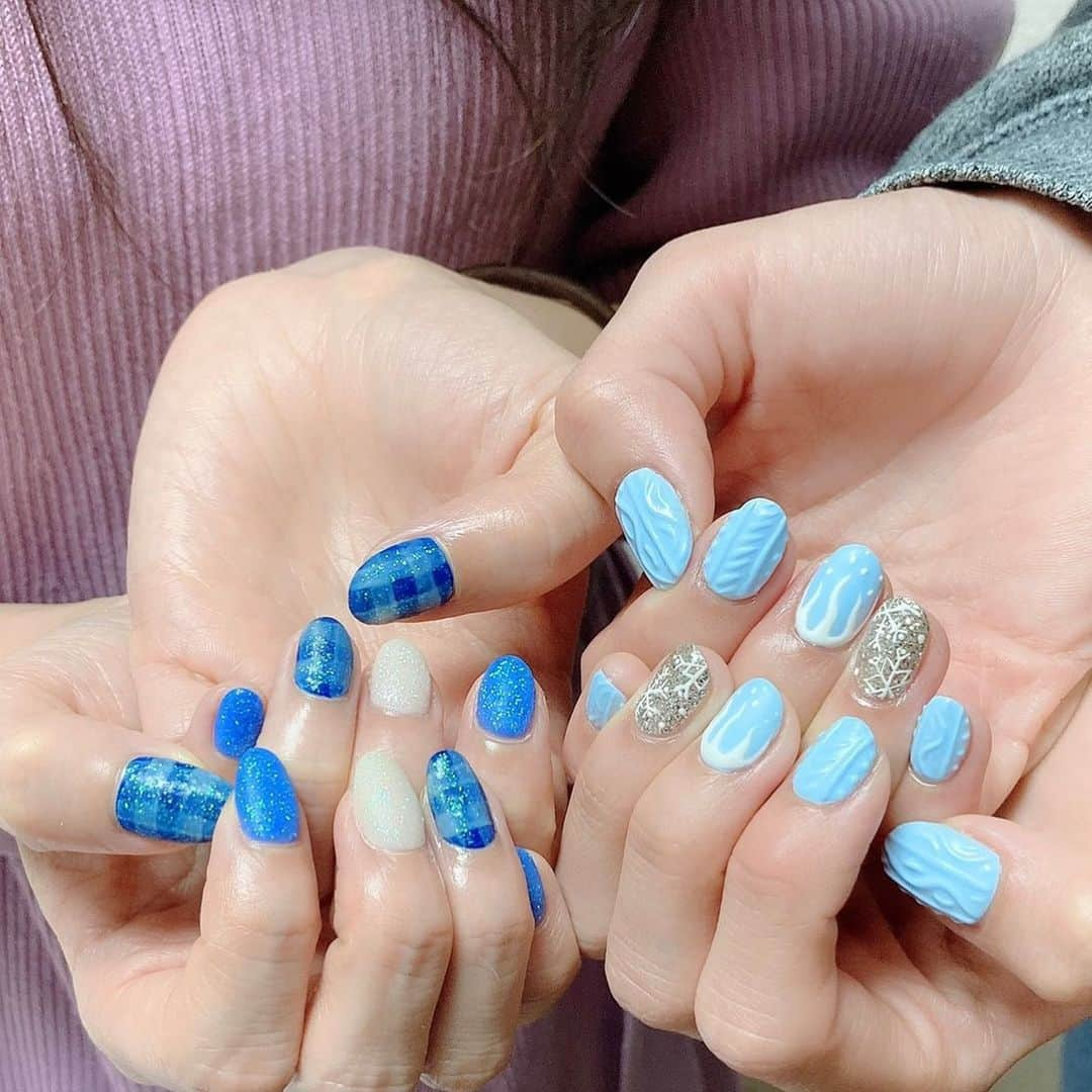 小池優奈さんのインスタグラム写真 - (小池優奈Instagram)「ずっとやりたかったチェックネイル💙 いつもネイル予約する日にちを被せてくるウザめな姉。  #冬ネイル #ブルーネイル #チェックネイル #ラメネイル #キラキラネイル #ジェルネイル #jelnail #blue #nails #winternails #checknail」12月10日 21時19分 - annas_yuna