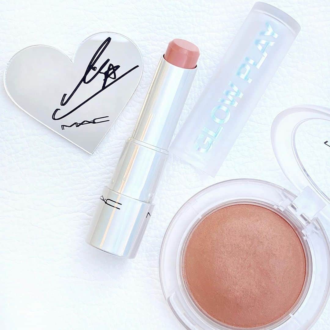 M∙A∙C Cosmetics Japanのインスタグラム：「LISAプロモーション第2弾実施中💜 #MACLOVESLISA ㅤ 公式オンラインショップ、M·A·C全店*にて、対象製品1点以上を含む税込8,030円以上お買いあげで、「LISAスマホミラー」をプレゼントしています🎁✨ ㅤ **M·A·C直営店、百貨店店舗限定 ※ミラーサイズ: W50×H45mm ※プレゼントはお1人様1会計につき1回まで ※なくなり次第終了 ㅤ 【対象製品】 ＊LIPS ★【公式オンライン限定】ショーストッパー パウダー キス リップスティック X 5 キット ★ラン ザ ショー キット: モカ ☑︎M·A·C プレップ プライム リップ ☑︎パウダー キス リップスティック / マル イット オーバー、デボーテッド トゥ チリ ☑︎パウダー キス リキッド リップカラー / メイク ラブ トゥ ザ カメラ、マル イット オーバー ☑︎グロー プレイ リップ バーム*   ＊EYES ★ロケット トゥ フェイム アイ シャドウ X 12 パレット ☑︎ダズルシャドウ リキッド / パンサータイズド、ダイヤモンド クランブルズ、ノット アフレイド トゥ スパークル、ラブ ユア セルフ ☑︎スモールアイシャドウ / エスプレッソ、ダーク ルーム、コルク ☑︎エクステンディッド プレイ ギガブラック ラッシュ ☑︎ブラシストローク ライナー: ブラシ ブラック   ＊BLUSH ☑︎グロー プレイ ブラッシュ* ☑︎パウダー ブラッシュ / メルバ   ＊FACE ☑︎スタジオ フィックス フルイッド SPF 15* ☑︎エクストラ ディメンション スキンフィニッシュ: ショー ゴールド、ダブル グリーム ☑︎M·A·C プレップ プライム フィックス+ / オリジナル ☑︎M·A·C プレップ プライム トランスペアレント フィニッシング パウダー ★ファイヤーリット キット: シャンパン   ＊OTHERS ★【伊勢丹 新宿本店／阪急うめだ本店限定】ブーム ブーム ワオ コンプリート アドベント カレンダー   ★ホリデー限定製品 **スタジオ フィックス フルイッド SPF 15、グロー プレイ ブラッシュ、グロー プレイ バームのみ、全色対象です。」