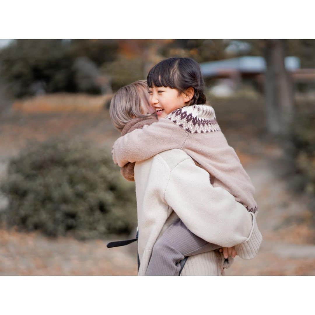 Kyooonのインスタグラム：「お姉ちゃんだって甘えたいもんね☺️﻿ ﻿ 長女のほうが甘えん坊でだっこちゃん。﻿ 背が低いので長女を抱っこするのはなかなかハードなのですが、できるときは頑張ってます🤣﻿ （最後の、あと一歩のところでこわがってるのが長女らしくて好きだ。笑）﻿ ﻿ ﻿ 子育てって抱っこやおむつ替え、重い荷物を持ったりで腰や肩に負担がかかることが多い多い😭﻿ ﻿ 毎日バタバタとあっという間に過ぎていく中でも、身体のためにミネラルを多めに摂るようにしたり気を付けていることはありますが﻿ 最近のおすすめは﻿ めぐりズム♨️蒸気の温熱シート♨️﻿ ﻿ ﻿ 腰や肩に直接貼る温熱シートで、じんわり奥まで温めて肩こりや腰痛をほぐしてくれます☺️心地よい蒸気が5〜8時間持続するから日中家事や育児をしながら貼れるので、なかなか自分をケアする時間がないママにもおすすめです。自己愛大事💕﻿ ﻿ ニオイのない薄型シートなので服の上からも目立ちにくくておうちだけじゃなく、外出時にも使いやすいです✨﻿ ﻿ 【一般医療機器:温熱効果、血行をよくする、筋肉のこりをほぐす】﻿ #めぐりズム#蒸気の温熱シート#pr#姉妹ママ#育児#子育て#4歳差姉妹」