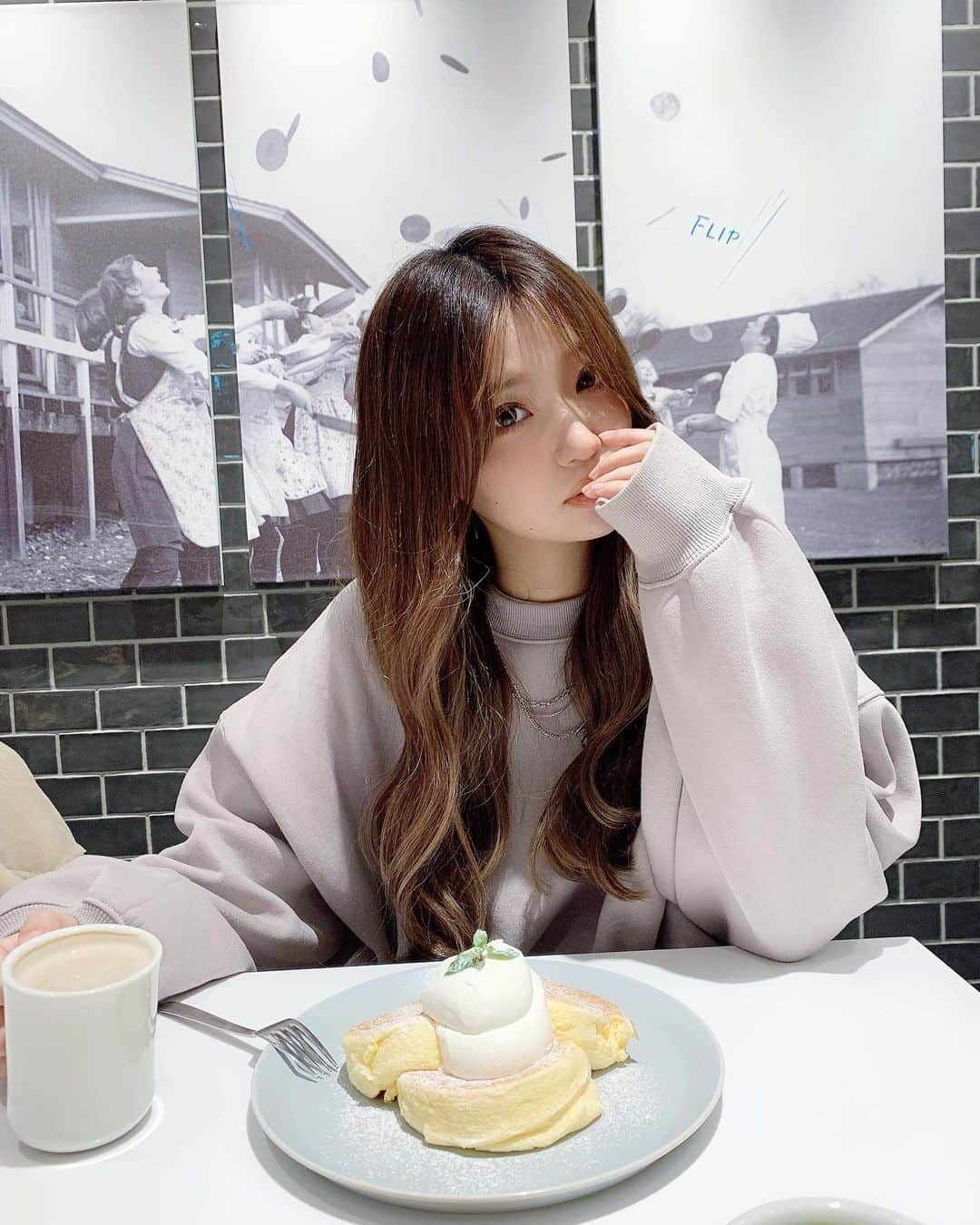 いっちゃん/嶋津 いつみのインスタグラム：「. . このパンケーキめちゃ美味しかった🥞♡ . . . . こういう積み重ねがダイエットを 無駄にする←ww🤪💨 . . . . .  #関西  #関西サロモ  #サロンモデル #サロモ #いっちゃん  #フリーモデル #関西モデル  #あざといっちゃん #かわいっちゃん #いっちゃんコーデ  #ブライダルモデル #アレンジモデル #ヘアカラー  #ヘアアレンジ #くしゃ顔」