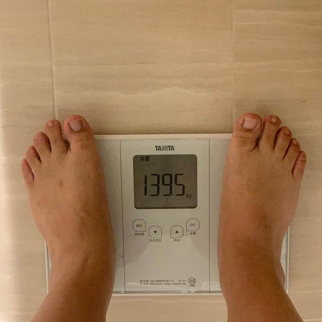 池田真一のインスタグラム：「今日は一粒万倍日と大安が合わさる日です。 何かを始めるのに最適な日らしいです。  そんな中僕は自粛から太り始めてついに人生最大の体重になりました。  皆が心配してくれてます。  なので今日からダイエット始めます。  どうせまた途中で辞めると思われると思いますが頑張ります。  目標は100kg！」