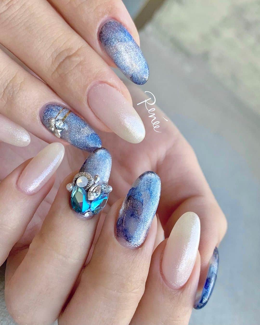 ネイルサロンレネのインスタグラム：「﻿ ﻿ ﻿ 𝒟𝑒𝓈𝒾𝑔𝓃 𝒷𝓎 𝒪𝒦𝒜𝑀𝒪𝒯𝒪 🦫💐﻿ ➠ @renee_maiokmt.1030 ﻿ ﻿ ﻿ @kiranail.official @itohanako  キラネイルさんで発売されている﻿ HIP INK を下地にうっすら引いてから﻿ マグネットネイルをしてます💎✨﻿ ﻿ スワロの変形ビジューが可愛い♡﻿ ﻿ ﻿ ⇩🎉news🎉⇩﻿ ﻿ 2020年11月14日(土)﻿ nailsalon Renée 梅田本店﻿ BEAULAND Ashiya 芦屋店﻿ に続き3店舗目となる﻿ Renée les deux(レネレドゥ)﻿ 梅田2号店オープン！！！﻿ ﻿ ﻿ ﻿ nailsalon Renée﻿ ￣￣￣￣￣￣￣￣﻿ ﻿ ▫︎梅田店﻿ 【open-close】11:00〜21:00﻿ 【定休日】不定休﻿ 【add】大阪市北区堂山町15-23-908﻿ ﻿ ﻿ ▫︎芦屋店﻿ 【open-close】11:00〜21:00﻿ 【定休日】不定休﻿ 【add】芦屋市業平町6-11 Ashiya grotto 302﻿ ﻿ ﻿ ﻿ ﻿ ▶︎▶︎▶︎初回クーポンご利用頂けます﻿ ￣￣￣￣￣￣￣￣￣￣￣￣￣￣￣￣﻿ ご予約はプロフィールTOPのリンク内﻿ URLをご利用下さい。﻿ ﻿ ﻿ ﻿ メニューに迷った方やご相談は…﻿ ﻿ 　　🤍Renée公式LINE🤍﻿ ─────────────﻿  【@bos7903t】←※@から入力🔍﻿ ﻿ #nail #nails #gelnails #nailart #ネイル #ジェルネイル #美甲 #네일 #젤네일 #nailsalonrenee #ネイルサロンレネ﻿ #大阪ネイルサロン #梅田ネイルサロン #芦屋ネイルサロン #神戸 #芦屋 #beauland #ビューランド﻿  #芦屋ネイルサロン #instagood#tbt#photooftheday#japanesenailart #네일아트 #wintternails #冬ネイル #アナ雪 #ニュアンスアート #マグネットネイル #ブルーネイル #ニュアンスネイル」