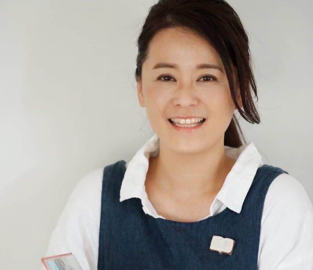 手紙社さんのインスタグラム写真 - (手紙社Instagram)「【12/11（金）20:00〜　ふわはね「絵本の学校」第6回「こどもと向かい合う時間の大切さ」】﻿  ﻿ "絵本のつなぎて"として関西を中心に活動されているふわはねこと内田祐子さんを講師に迎え、絵本の世界を深く掘り下げてきたオンライン講座ですが、いよいよ明日12/11は第１期の最終回。﻿  ﻿ 明日のテーマは「こどもと向かい合う時間の大切さ」。子どもとの時間は、思っているよりもずっと短いものです。手を繋いで歩く時間もあっという間。そんな時間をどんなふうに過ごしますか？　絵本・アナログゲーム・料理・工作・自然の中でなど、いろいろな過ごし方のヒントをお伝えします。﻿  ﻿ 本講座では、申し込み者全員に講義の録画をお送りしますので、お仕事中の方、お子さんの寝かしつけが間に合わない方もご安心してお申し込みください。﻿  ﻿ また通しで受講いただいた方皆さんには修了証をお送りすべく、現在準備中です。詳しくは明日の講座にておしらせします！﻿  ﻿ ＜ふわはね「親と子をつなぐ　絵本の学校」by ニジノ絵本屋＞﻿ 〜スケジュールとテーマ〜﻿ 毎月第2金曜20:00〜22:00開催﻿ 7月10日（金）わらべうたと絵本﻿ 8月14日（金）昔話と絵本﻿ 9月11日（金）絵本の選び方与え方﻿ 10月9日（金）絵本のよみ方、プログラムの組み立て﻿ 11月13日（金）赤ちゃんの絵本から児童文学まで﻿ 12月11日（金）こどもと向かい合う時間の大切さ﻿  ﻿ 参加費：﻿ 単発受講）一般 ¥3,500 / 部員¥3,300﻿ 通し受講・7月-12月の全6回）一般¥20,000 / 部員 ¥19,000﻿ ＊通し講座をご希望いただいたには第１〜5回を録画にてお送りします。﻿ 受付締切：2020年12月11日（金）16:00﻿ ﻿ ▶︎詳しくは「 @tegamisha」プロフィールのハイライト「GOOD MEETING」より公式サイトへ﻿ 　もしくは @nijinoehonya　のプロフィールURLよりGOOD MEETINGのサイトに飛びます。﻿ ﻿ #手紙社#手紙舎#tegamisha#GOODMEETING#グッドミーティング#zoom #zoom講座#オンライン講座 #オンライン#ニジノ絵本屋 #ふわはね #絵本 @nijinoehonya @fuwahane」12月10日 21時22分 - tegamisha