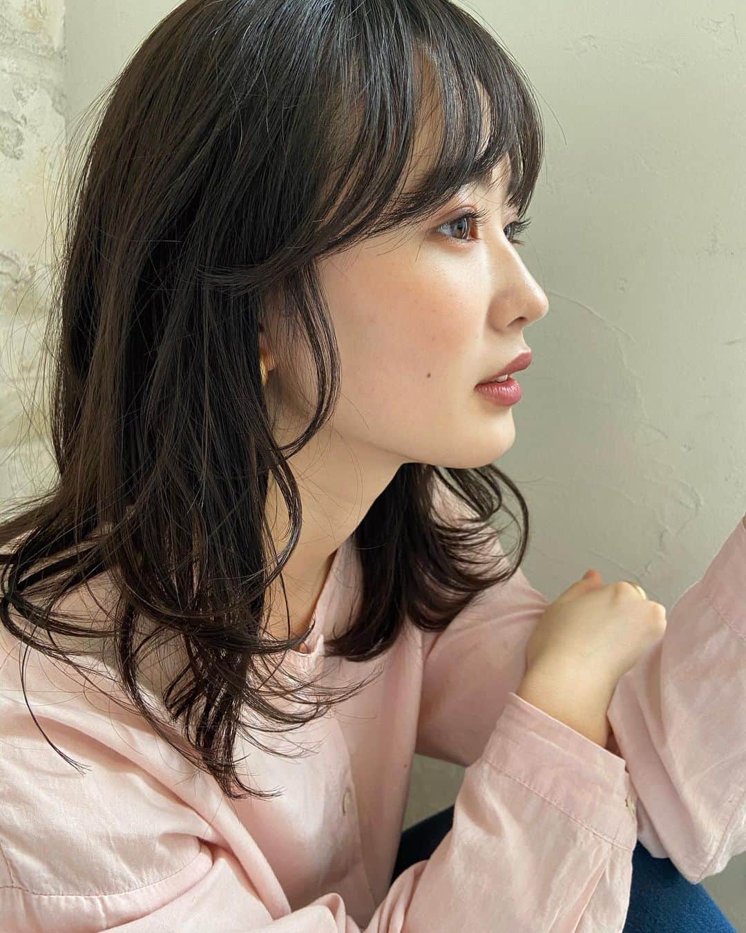 角川友紀のインスタグラム：「𓂃 ﻿ ﻿ 可愛いメイクとヘアアレンジしていただきました🐖 ﻿ りなさんありがとうございました…!💜﻿ ﻿ ﻿ ﻿ #ヘアアレンジ#ミディアム#オレンジメイク#パープルシャドウ﻿ ﻿」