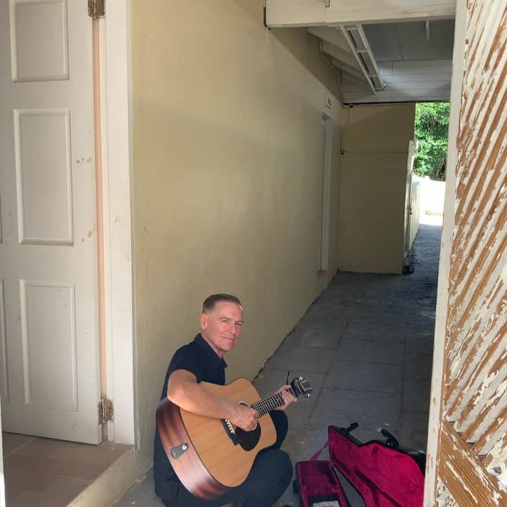 ブライアン・アダムスのインスタグラム：「I sang with a church choir last weekend, it was a little service for a friends friend who passed. Here’s me tuning up before in the hallway #bryanadamsshinealight」