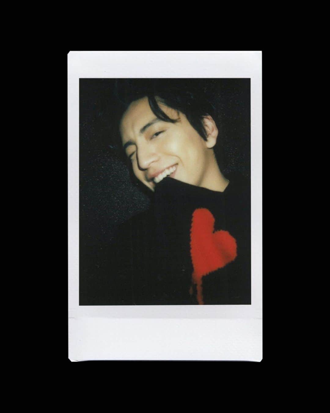 のインスタグラム：「@taluwang, shot at home (with love)   This holiday season, we wanted to honor our f.AMI.ly – all those who helped us get through 2020 (and what a year!) - standing by the values upon which Ami was founded: friendship, love and gratitude.   Let’s celebrate ❤  #AmiParis #AmiFamily #AmiPortraits」