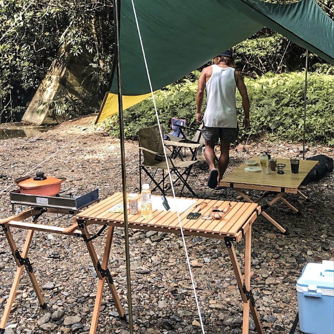 安藝正俊のインスタグラム：「▶︎【Campsite Layout】  ⬇︎ 現在所持してるキャンプアイテム達 ⬇︎  《タープ メインルーム》 ・ウィングタープ(FIELDOORで新しいの探し中) ・FIELDOOR ロールトップテーブル ・FIELDOOR ロールトップキッチンテーブル ・コールマン レイチェア  ・コールマン インフィニティチェア ・SOTO ツーバーナー ・クーラーボックス(釣りもするから大きいの欲しいな)  《テント レストルーム》 ・コールマン　エクスカーションティピ325 ・キャプテンスタッグ 折り畳みコット ・寝袋  《雑貨》 ・コールマン ルミエールランタン×② ・コールマン パーコレーター 6cup ・BIALETTI  マキネッタ その他小物多数… ーーーーーーーーーーーーーーーーーーー ⬇︎ 購入予定のアイテム達 ⬇︎  ・SOTO 燻製機 ・コールマン ノーススター LPガスランタン  写真は前回までに持ってたアイテムで 🏕 いつのまにかだいぶ揃ったなw  とりあえず 早く晴れろ、沖縄❗️ : #沖縄 #沖縄移住 #沖縄好きな人と繋がりたい #休日の過ごし方 #自然 #趣味 #野遊び #ライフスタイル #アウトドア #アウトドア好きな人と繋がりたい #キャンプ #キャンプ好き #キャンパー #キャンプギア #キャンプ道具 #キャンプ初心者 #キャンプ好きな人と繋がりたい #ソトアソビ #goout #camp #camper #campgear #outingstylejp #hinataoutdoor #campify_mag #crazycamp_jpn #camp_outdoor_jp #instacamp」