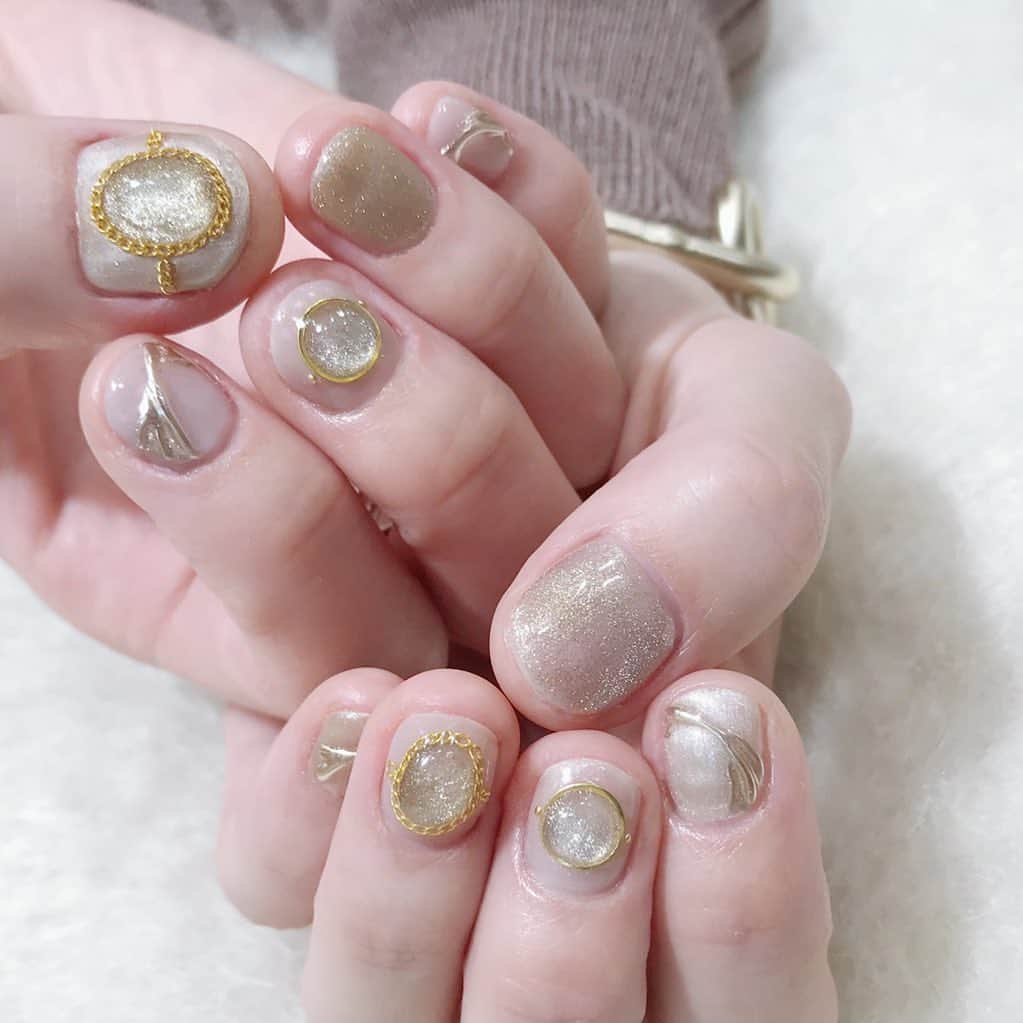 なかやまちえこのインスタグラム：「gold magnet💫⠀ ⠀ #nail #nails #nailart #ネイル #美甲 #ネイルアート  #japanesenailart #manucure #japanesenails #manicurist #gelnails #أظافر #네일아트 #미용 #vẽmóng #ngườiđẹp  #เพ้นท์เล็บ #искусствоногтя #artedeuñas #เพ้นท์เล็บเจล #ジェルネイルデザイン #ネイルデザイン #senikuku #nagelkunst #マグネットネイル #マグネットジェル #magneticnails #silentsiren #あいにゃん @ainayamauchi3131」