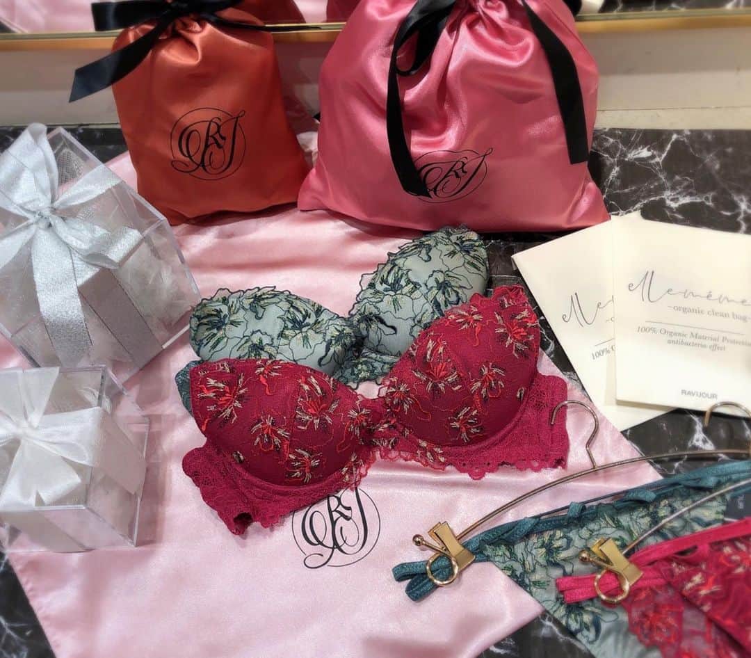 Ravijour札幌4丁目プラザ店のインスタグラム：「#onsale   新しくRAVIJOURポーチが登場❤ ご自身用かはラッピングにまで幅広く🥺 詳しくはブログへ✈  #ラヴィジュール  #ravijourstaff  #ravijour_official  #ravijoursapporo」
