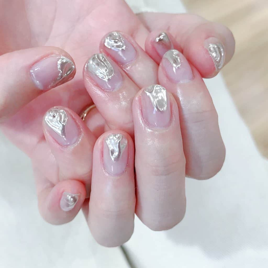 なかやまちえこのインスタグラム：「clear × silver✨⠀ ⠀ #nail #nails #nailart #ネイル #美甲 #ネイルアート  #japanesenailart #manucure #japanesenails #manicurist #gelnails #أظافر #네일아트 #미용 #vẽmóng #ngườiđẹp  #เพ้นท์เล็บ #искусствоногтя #artedeuñas #เพ้นท์เล็บเจล #ジェルネイルデザイン #ネイルデザイン #senikuku #nagelkunst  #ミラーネイル #mirrornails #metallicnails #メタリックネイル #清水佐紀 ちゃん @saki___shimizu」