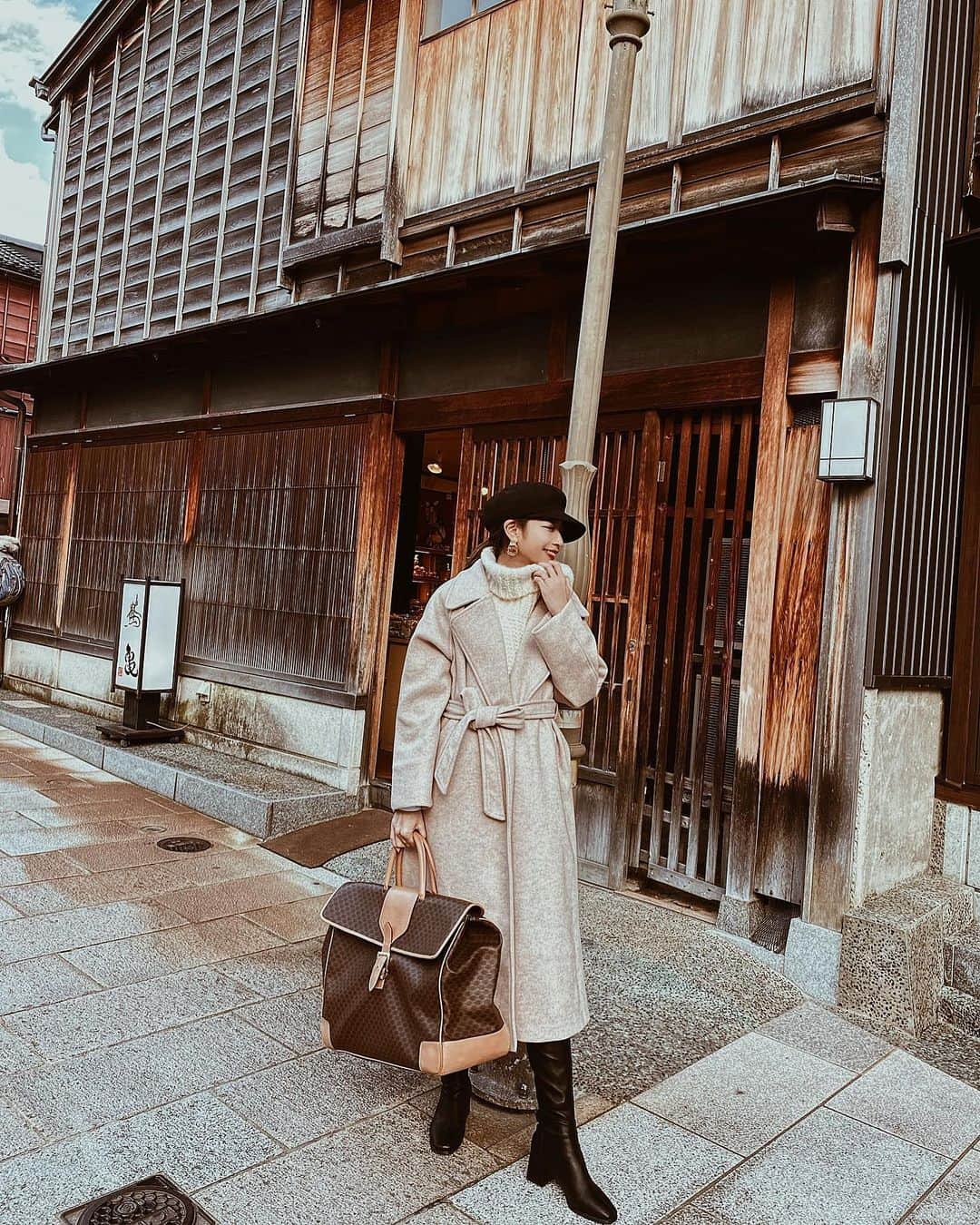 佐藤あずみのインスタグラム：「金沢記🍁 そろそろUPしなくては！！すごくすごく遅れています！！！  女旅最高でした❤️！  石川県、金沢市。 はじめてのひがし茶屋街🍵 もう大好きな雰囲気の場所でいっぱいいっぱい写真撮った！ パーマ屋さんの看板ですら可愛い🦱💈  金沢大好きになりました！ 食べ物美味しい、可愛い。綺麗。  少しずつ画像まとめて行こうと思いますーす🍁✨  #travel #japan #japantravel #kanazawa #金沢 #金沢旅行 #女子旅 #女子旅コーデ #きょこ #ootd #fashion #coordinate」