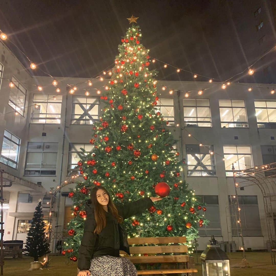 吉岡久美子さんのインスタグラム写真 - (吉岡久美子Instagram)「、 吉本興業東京本社の庭🥺🎄✨ 、 素敵すぎるよね〜！ クリスマスの音楽も流れてるのよ！ 、 #キングコング西野さん から 吉本興業 へのプレゼントなのです！ 、 2017年からありまして今年で3年目！！ 、 毎年見るたびに幸せな気持ちになります！すごいなあ 、 私もいつかそんな ステキなプレゼントしたい🧑‍🎄🥰 、 、 #サンタコス #サンタ #トナカイ #クリスマス #クリスマスツリー #イルミネーション #クリスマスプレゼント #クリスマス雑貨 #クリスマス飾り #クリスマスディスプレイ #クリスマスイルミネーション #キングコング #西野さん #よしもと #吉本 #吉本興業 #キングコング西野  、 #つぼみ大革命 #つぼみ #吉本 #よしもと #アイドル #idol #大阪 #東京 #神戸 #ライブ #instagood #いいね #フォローミー」12月10日 21時40分 - kuunyaaan