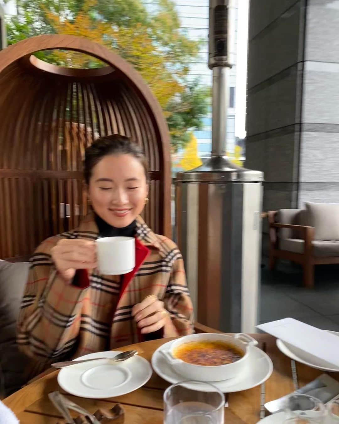 吉竹美聡のインスタグラム：「🫖🎄 大好きなお友達と大好きな場所、PALACEHOTELのテラス席で久しぶりに会えた日🦢✨」